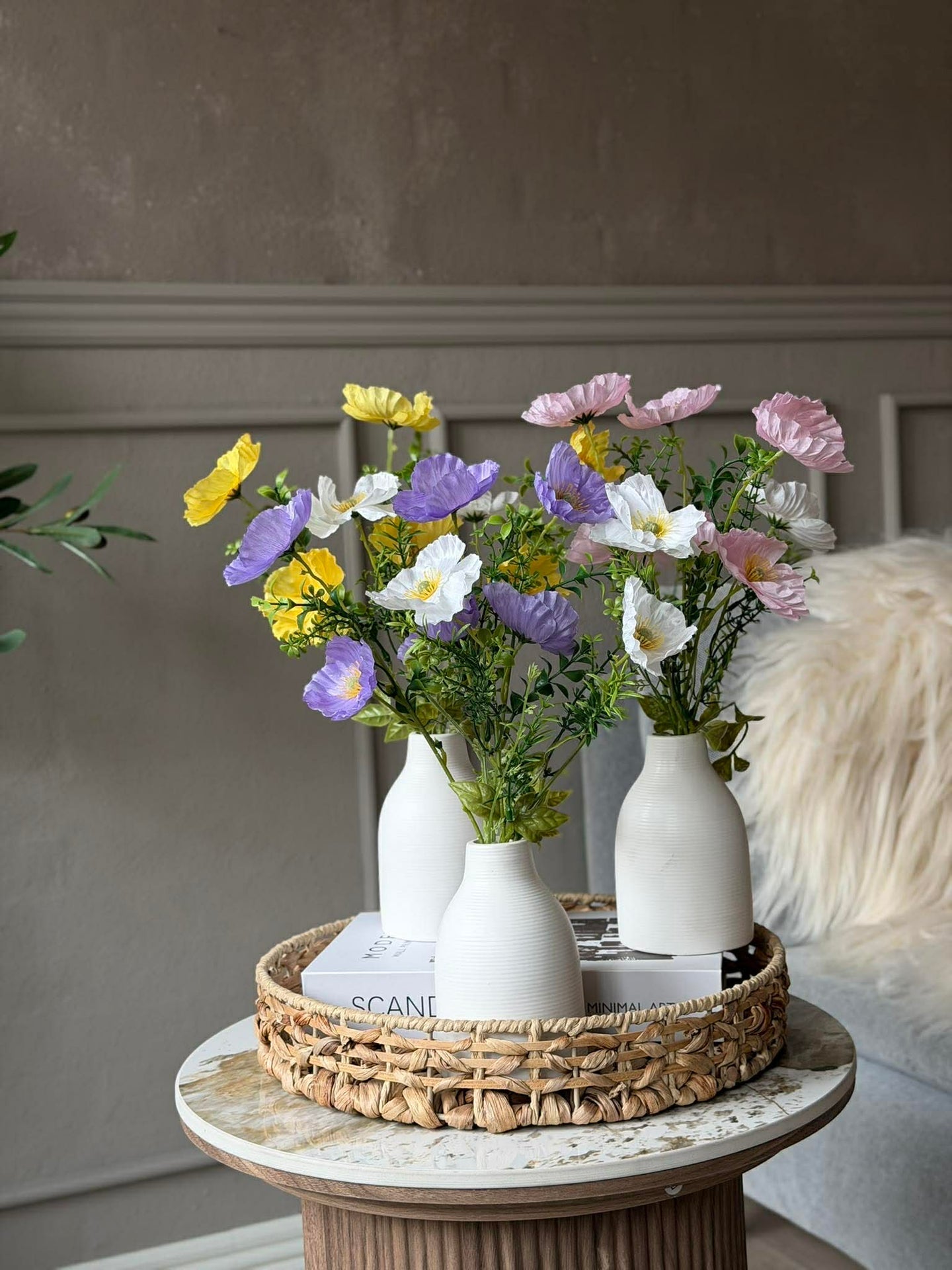 Blumen in weißer Vase - Mehrere Farben