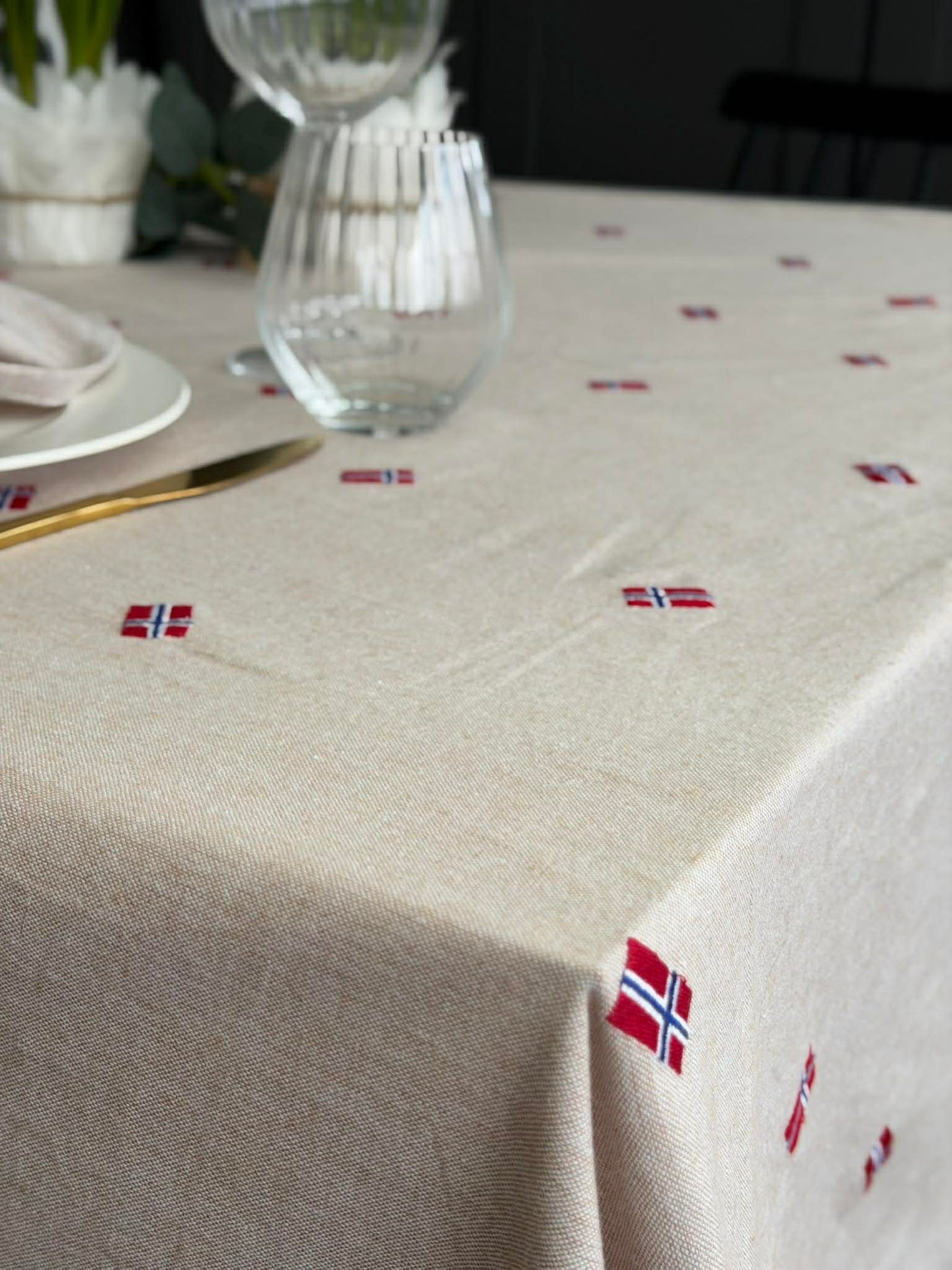 Tischdecke mit bestickter norwegischer Flagge - Mehrere Größen