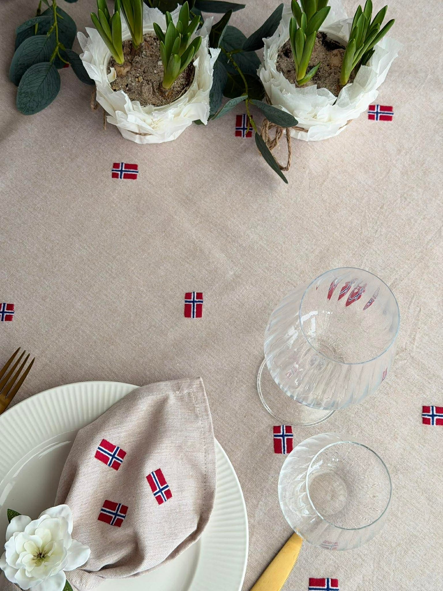 Tischdecke mit bestickter norwegischer Flagge - Mehrere Größen