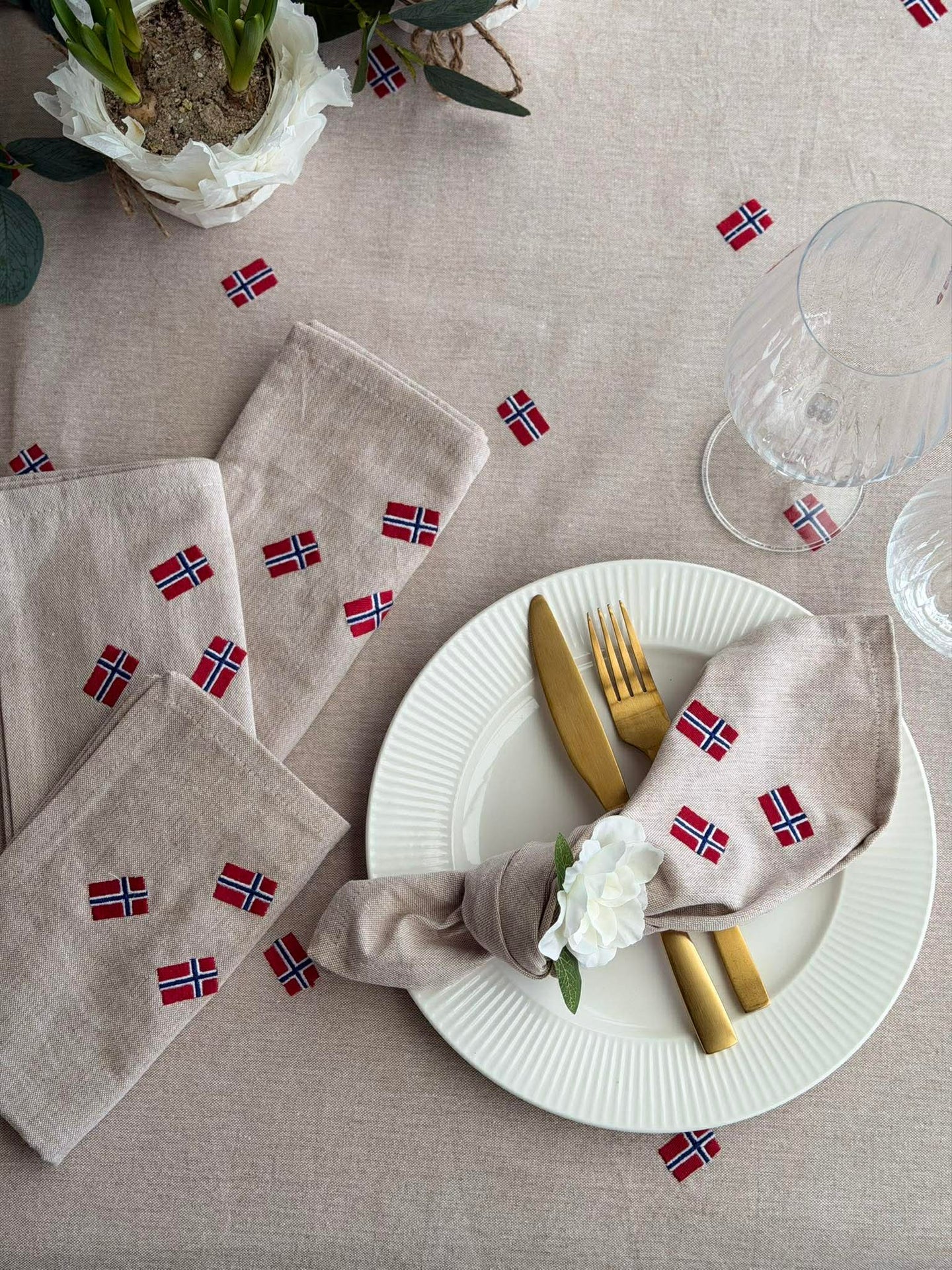 Tischdecke mit bestickter norwegischer Flagge - Mehrere Größen