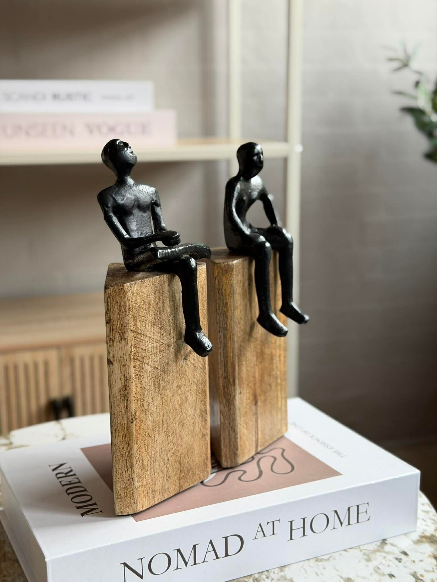 Sitzende Figur auf Holzblock - MIX