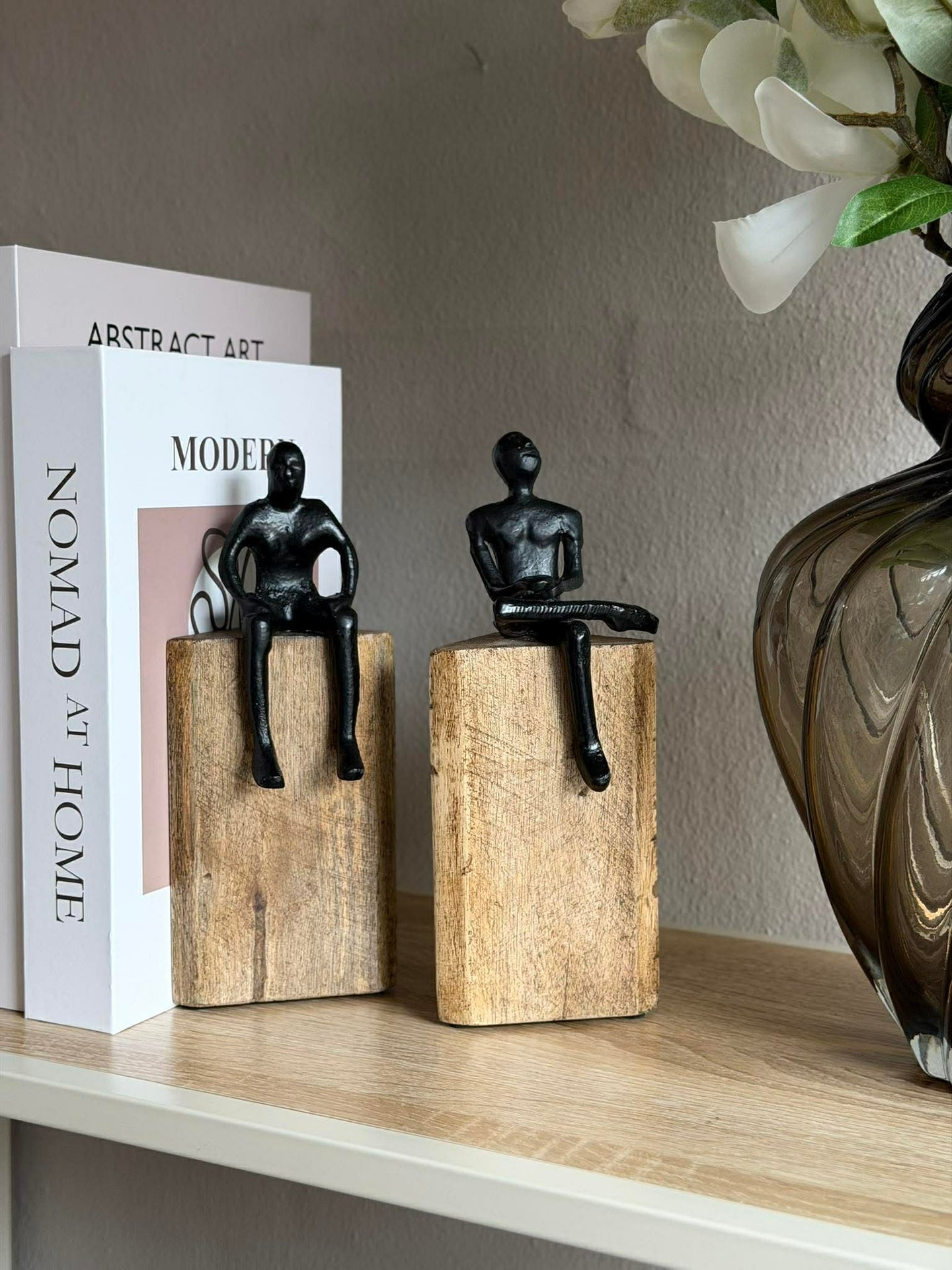 Sitzende Figur auf Holzblock - MIX