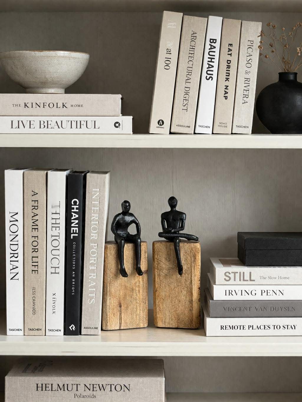 Sitzende Figur auf Holzblock - MIX