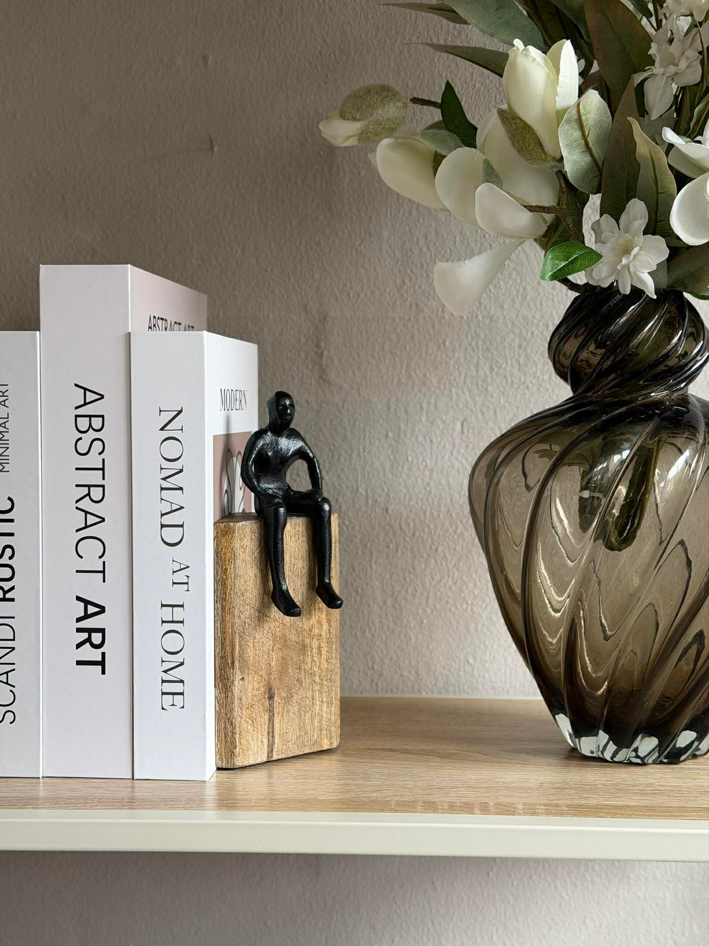 Sitzende Figur auf Holzblock - MIX