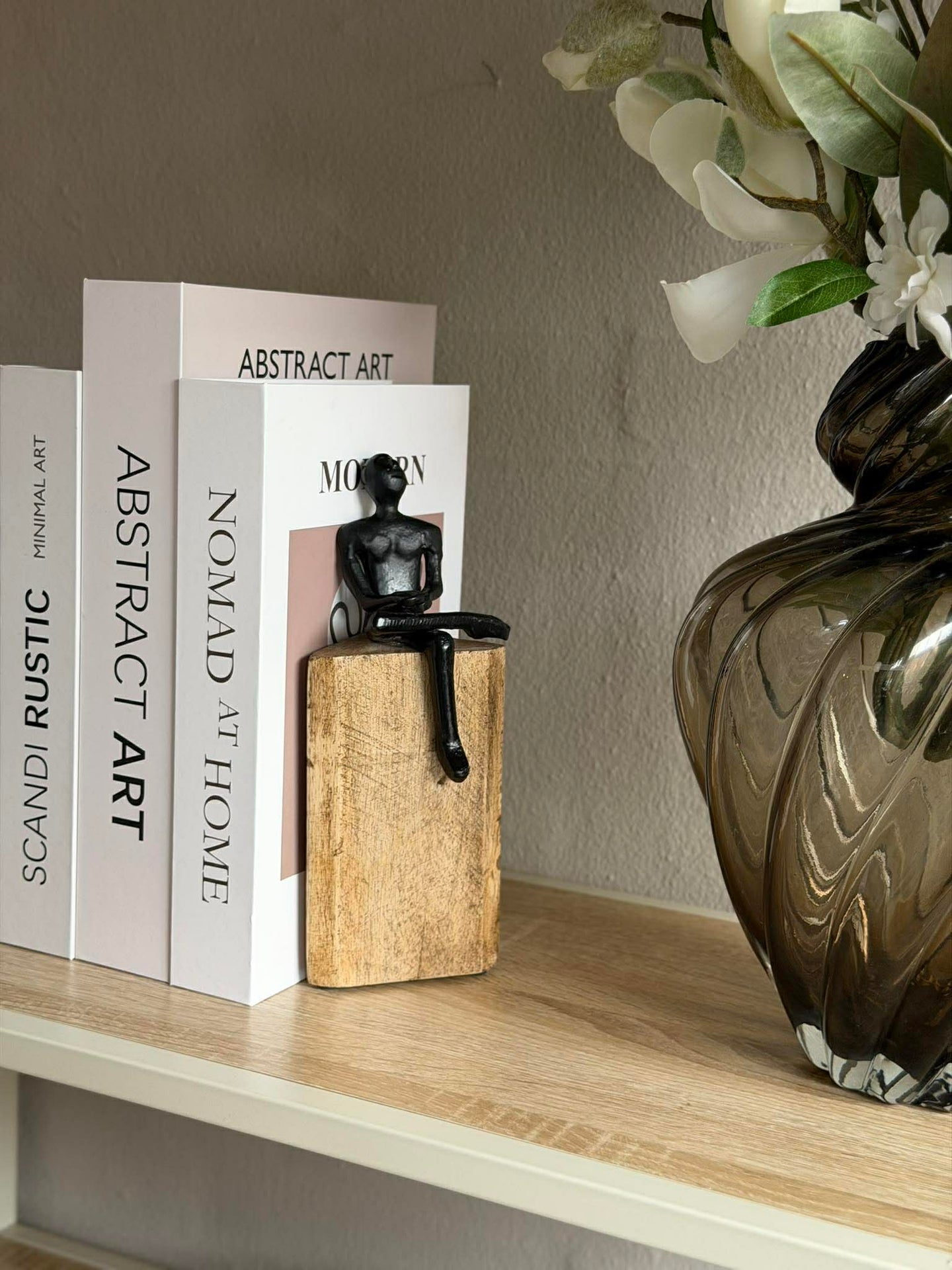 Sitzende Figur auf Holzblock - MIX
