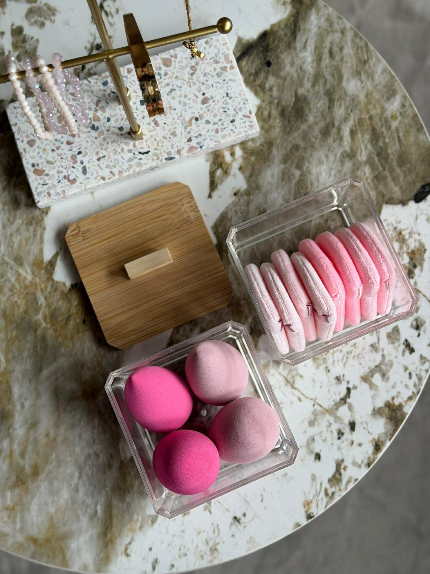 Make-up-Organizer mit Schwämmen - 2 Lagen