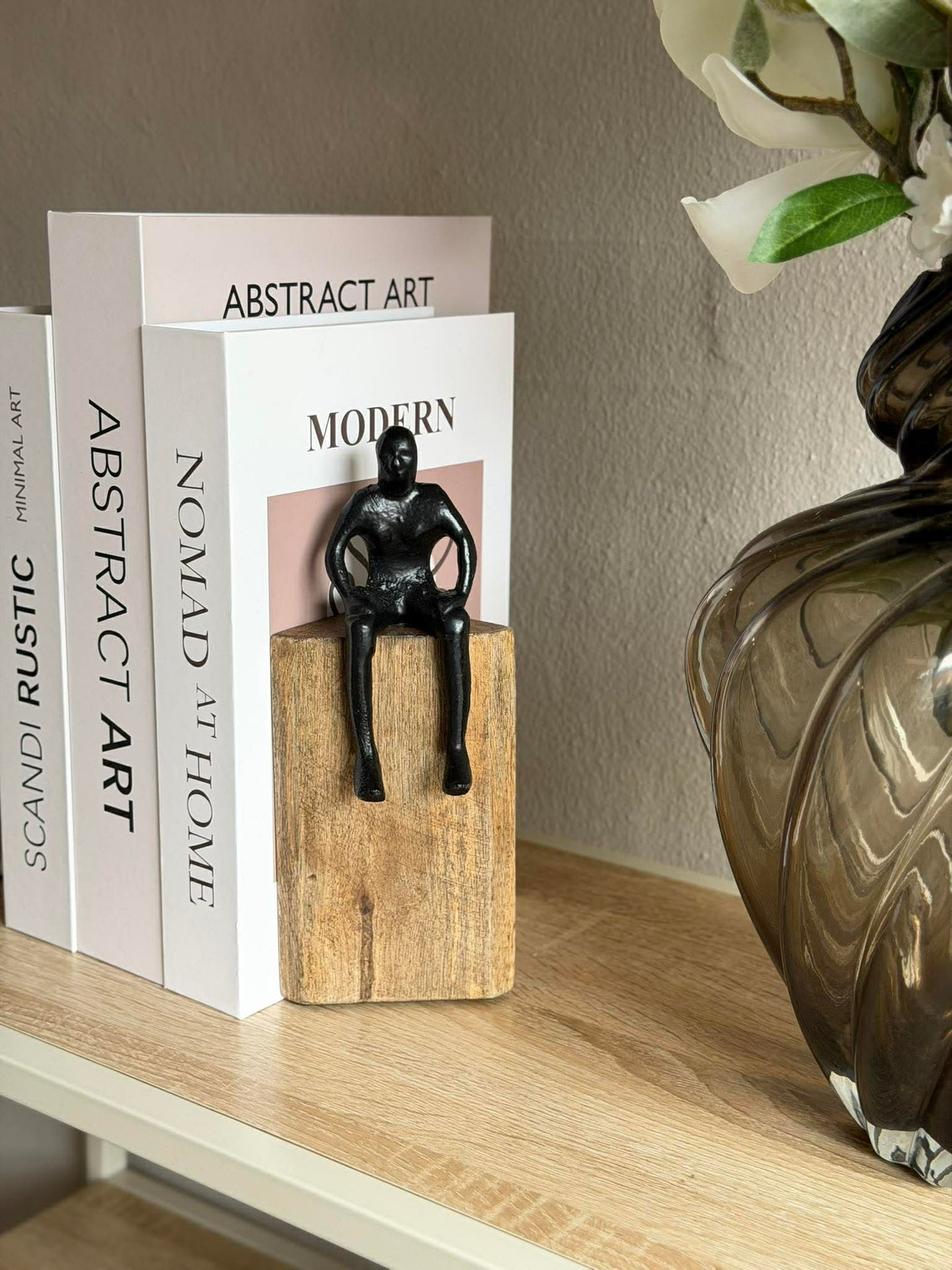 Sitzende Figur auf Holzblock - MIX