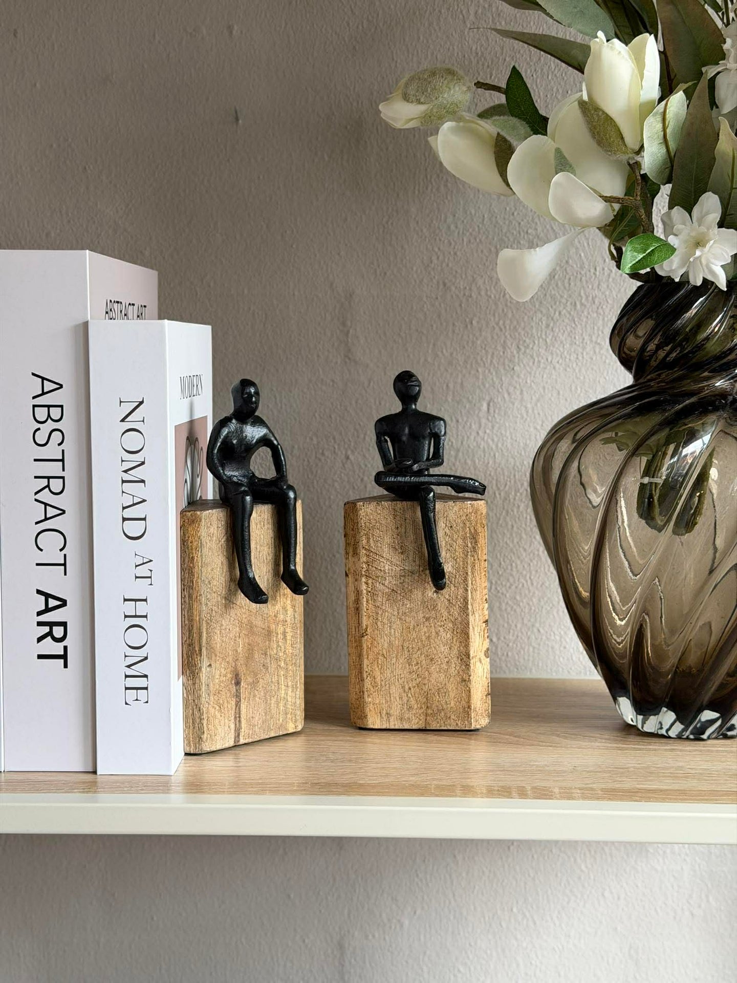 Sitzende Figur auf Holzblock - MIX