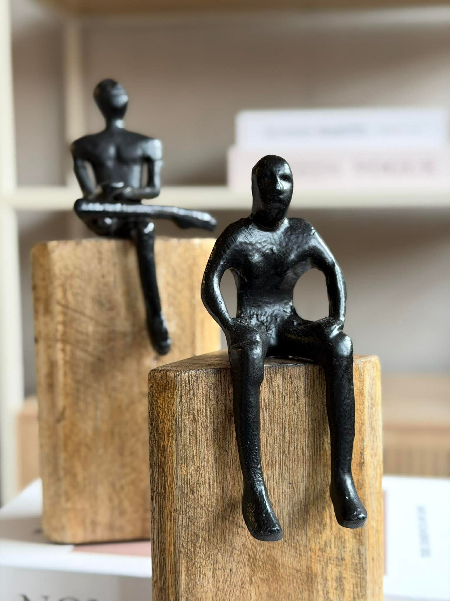 Sitzende Figur auf Holzblock - MIX