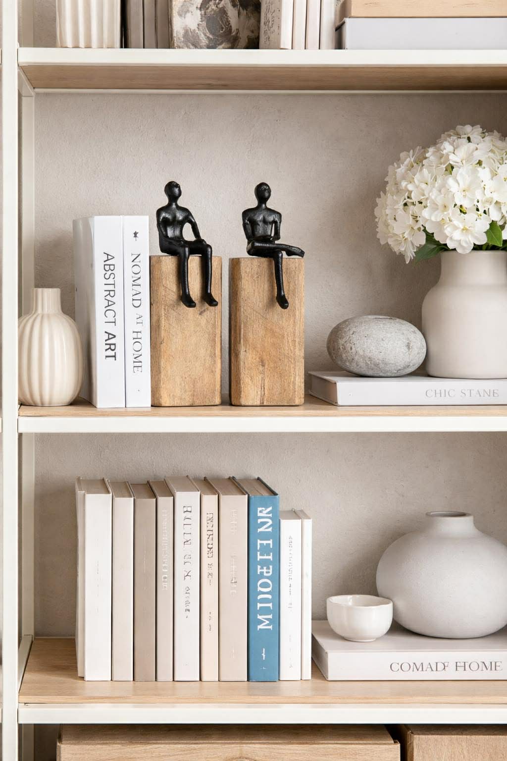 Sitzende Figur auf Holzblock - MIX