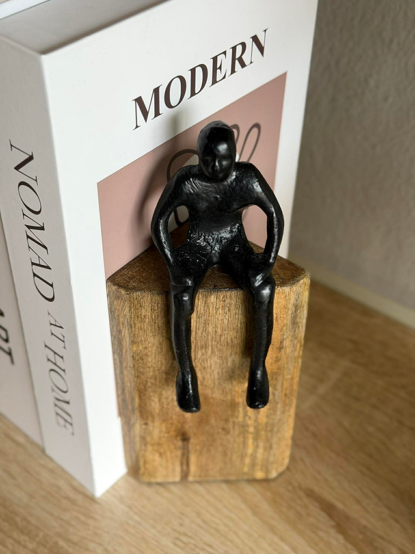 Sitzende Figur auf Holzblock - MIX