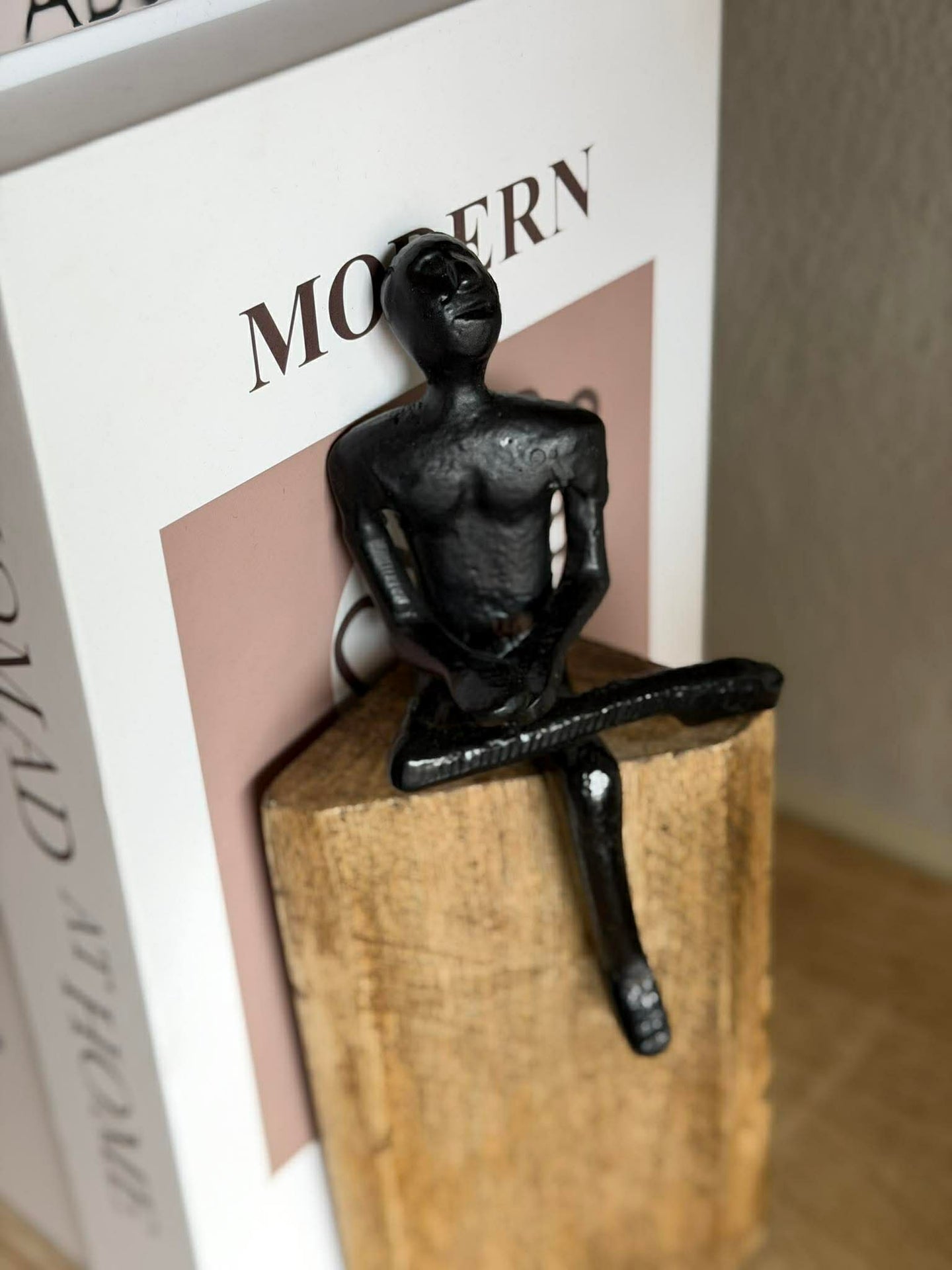 Sitzende Figur auf Holzblock - MIX