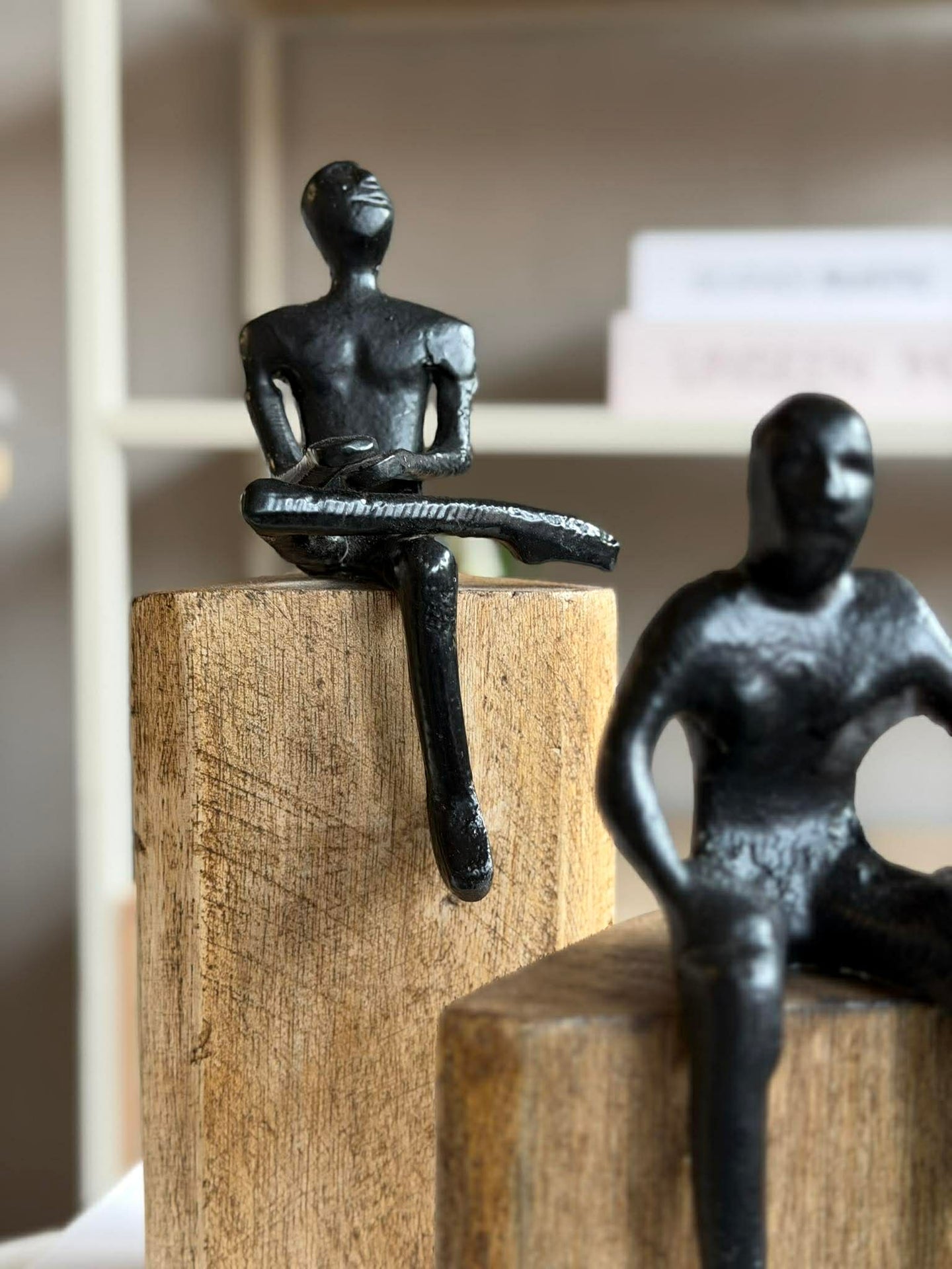 Sitzende Figur auf Holzblock - MIX