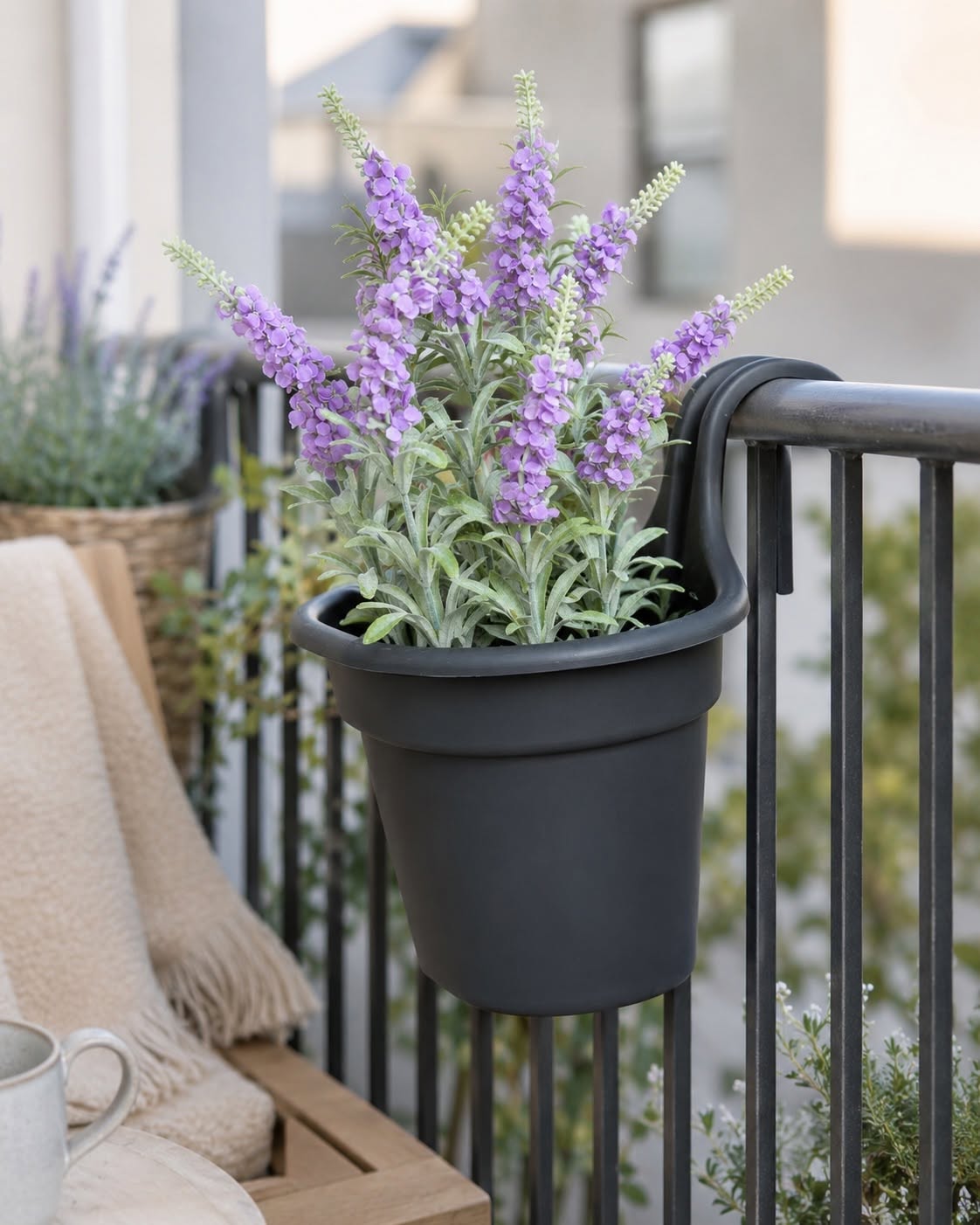 Blumenkübel für Zaun/Balkon – dunkelgrauer Kunststoff