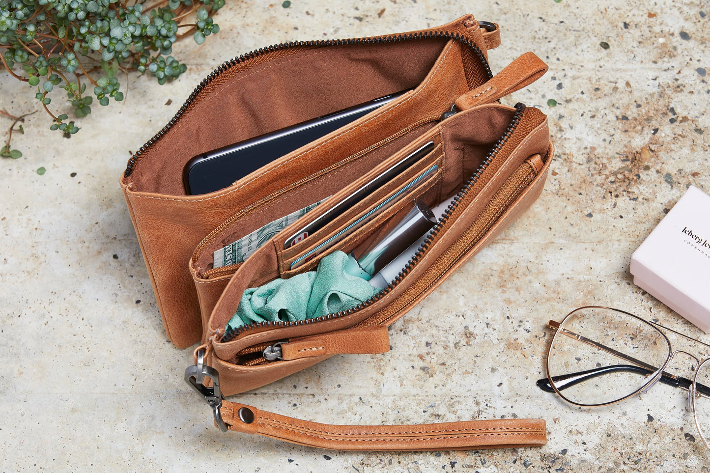Clutch ASTA mit langem Riemen & Handschlaufe, Cognac