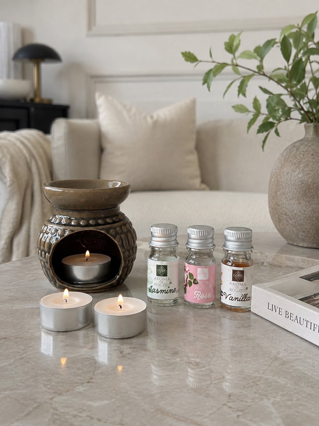 Aroma pakke med duftolier og stearinlys på bord i stue