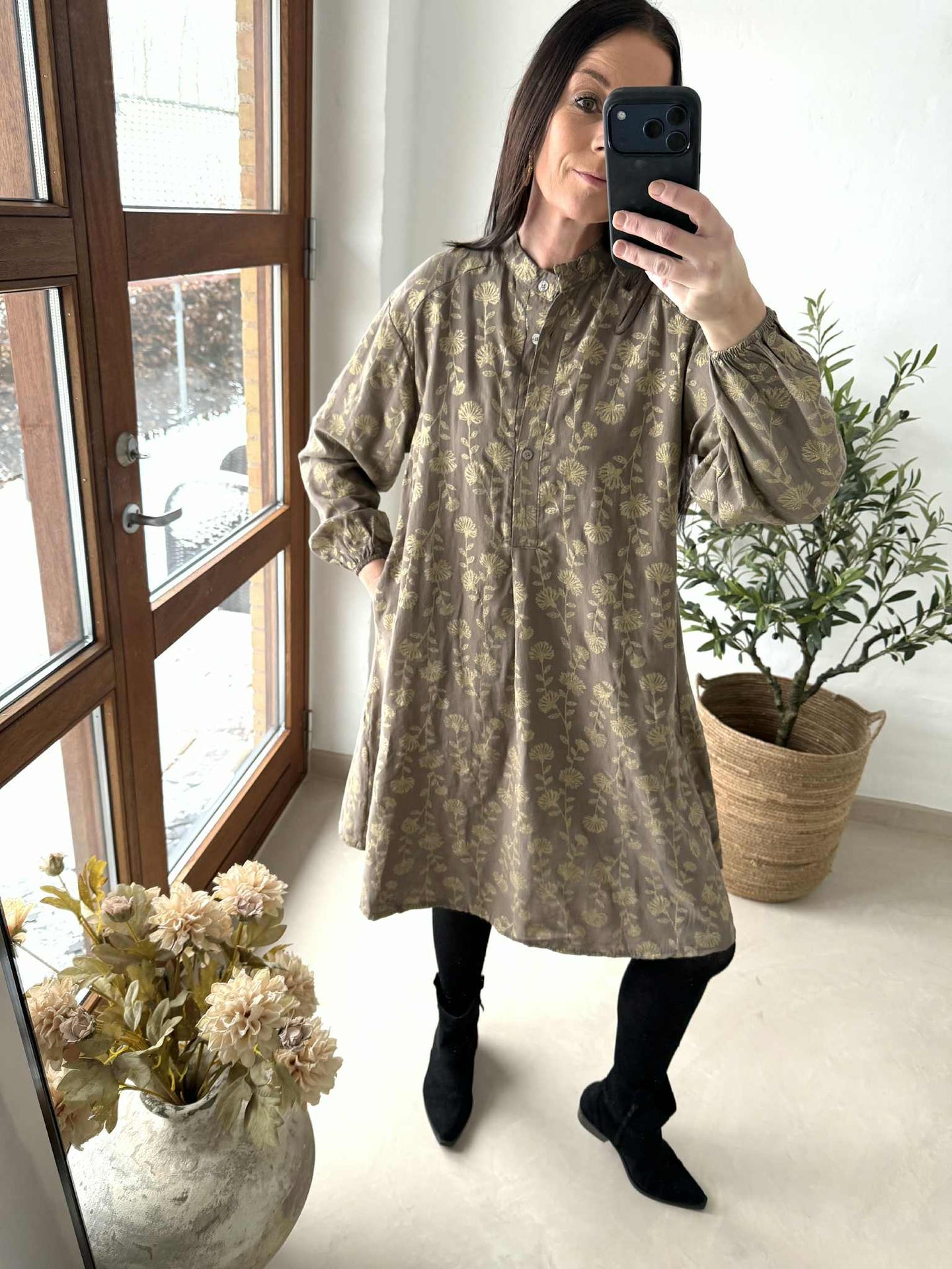 Kleid mit goldenem Print