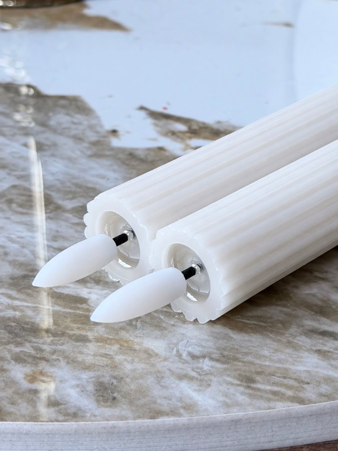 LED Stabkerzen mit Rillen und Fernbedienung - Weiß