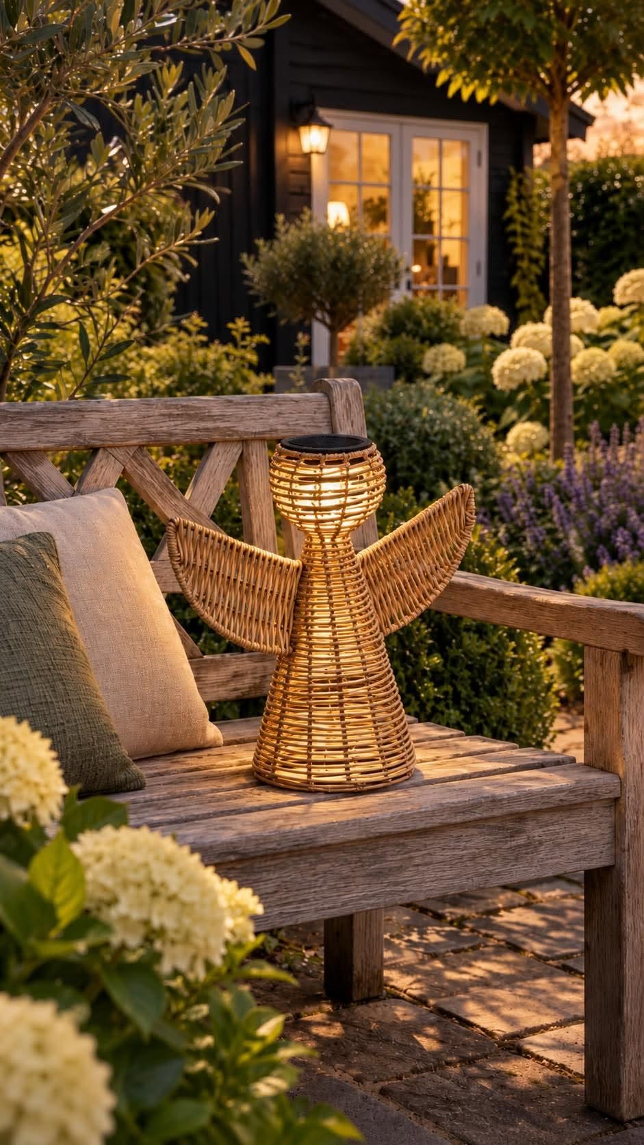 Engel mit Solarpanel