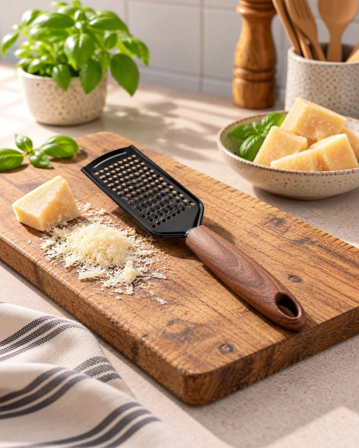 Reibe schwarz mit Holzgriff