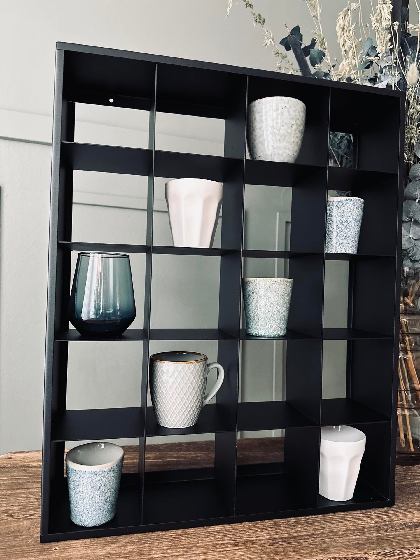 Mugshelf mit 20 Fächern