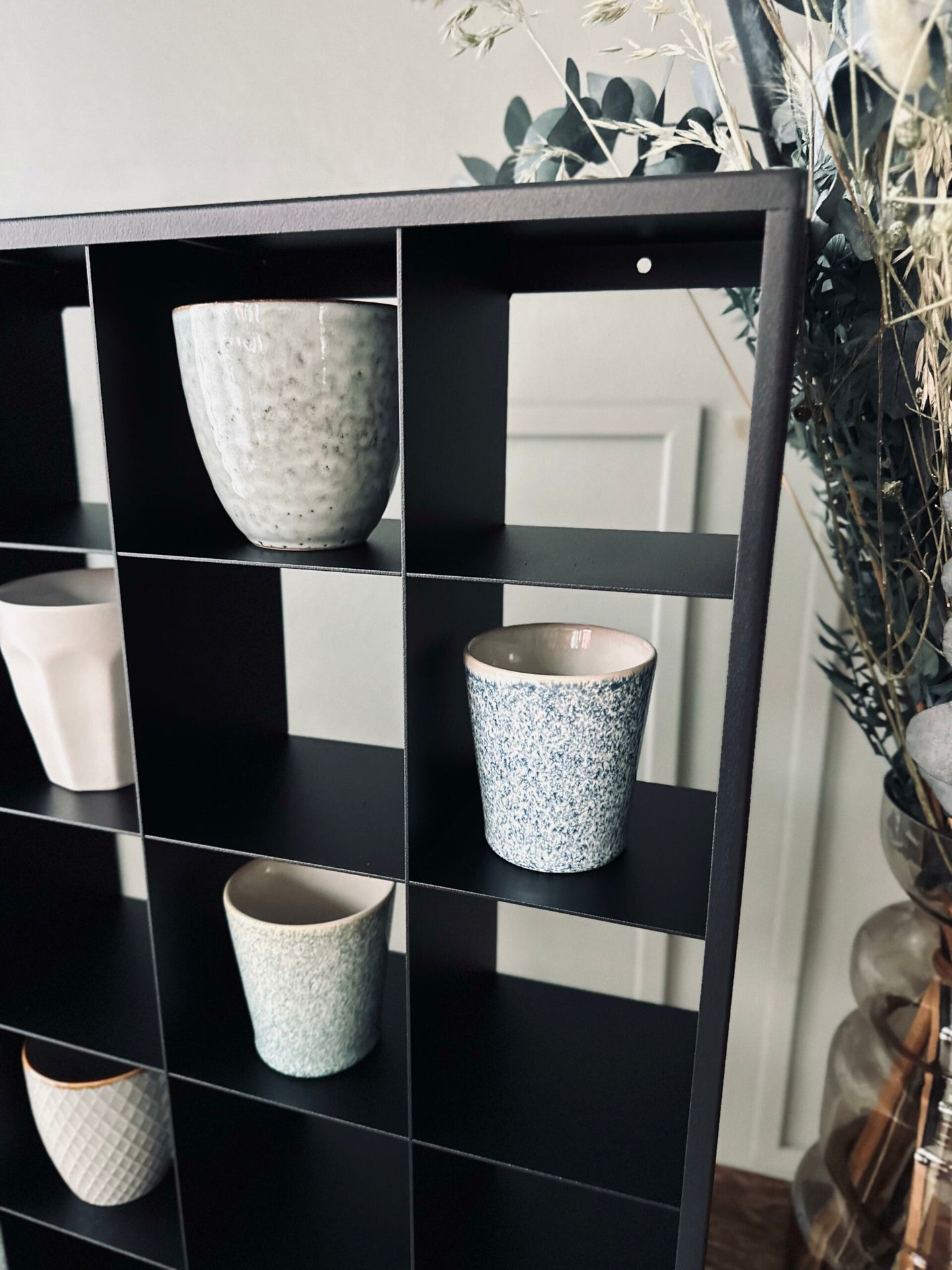 Mugshelf mit 20 Fächern