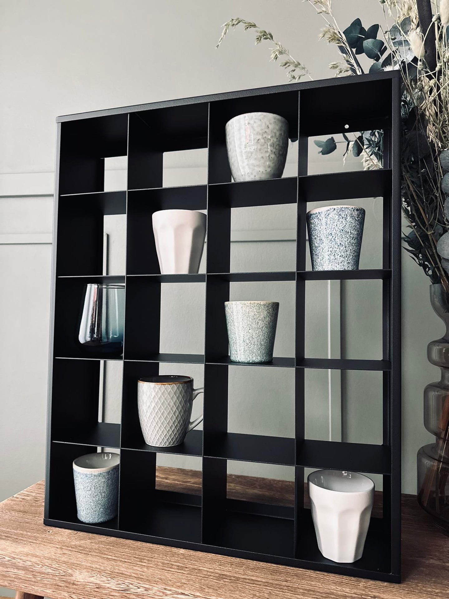 Mugshelf mit 20 Fächern