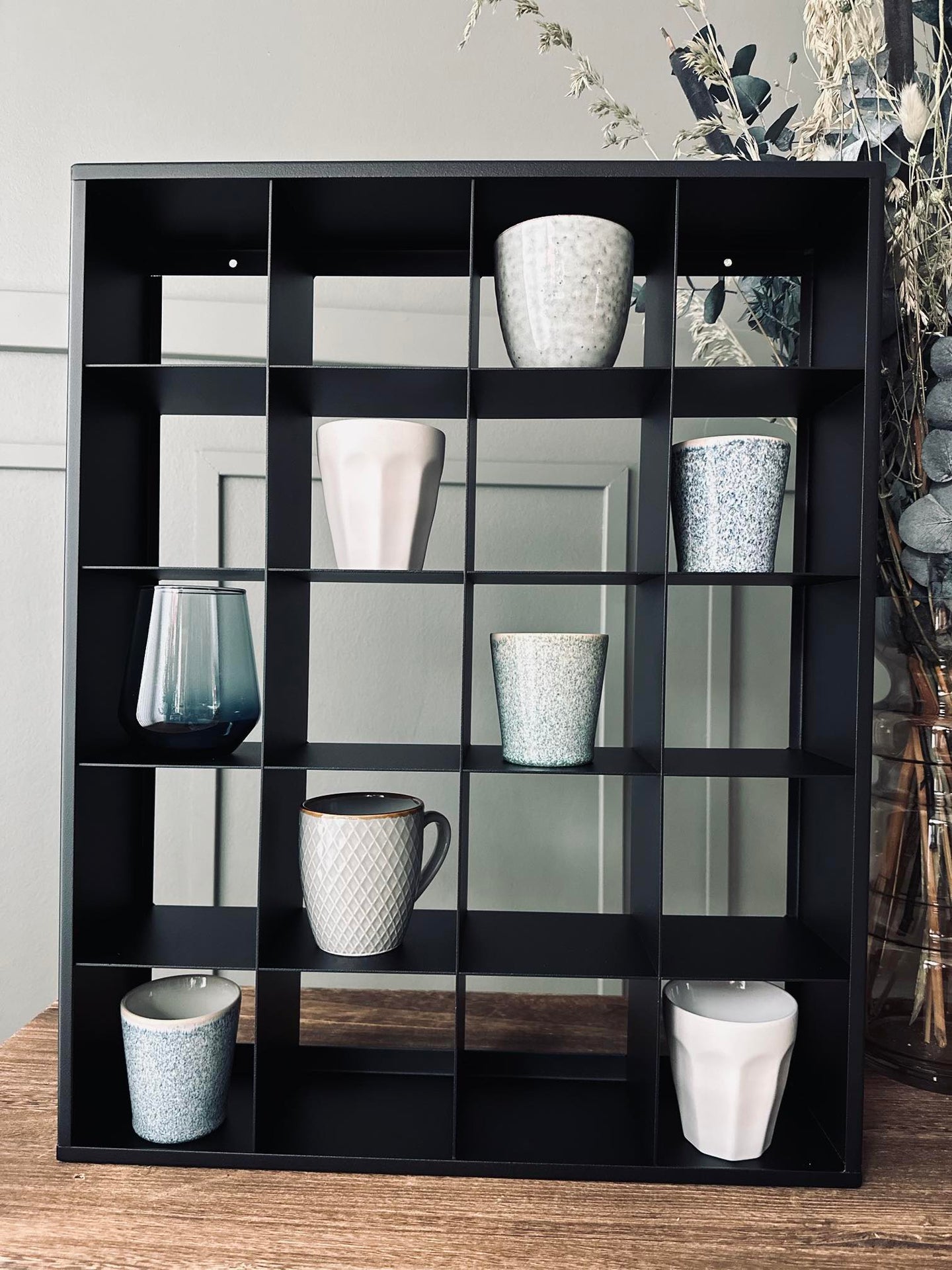 Mugshelf mit 20 Fächern