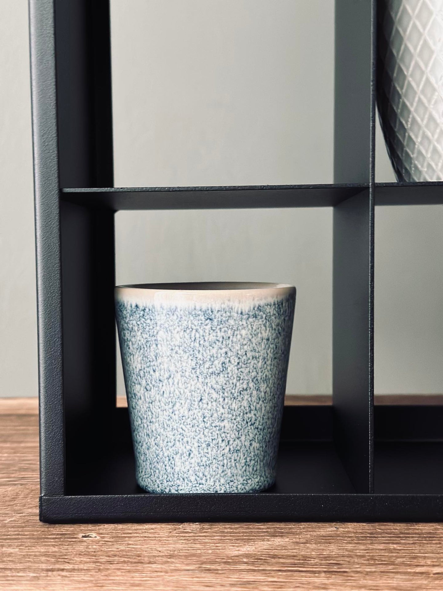 Mugshelf mit 20 Fächern