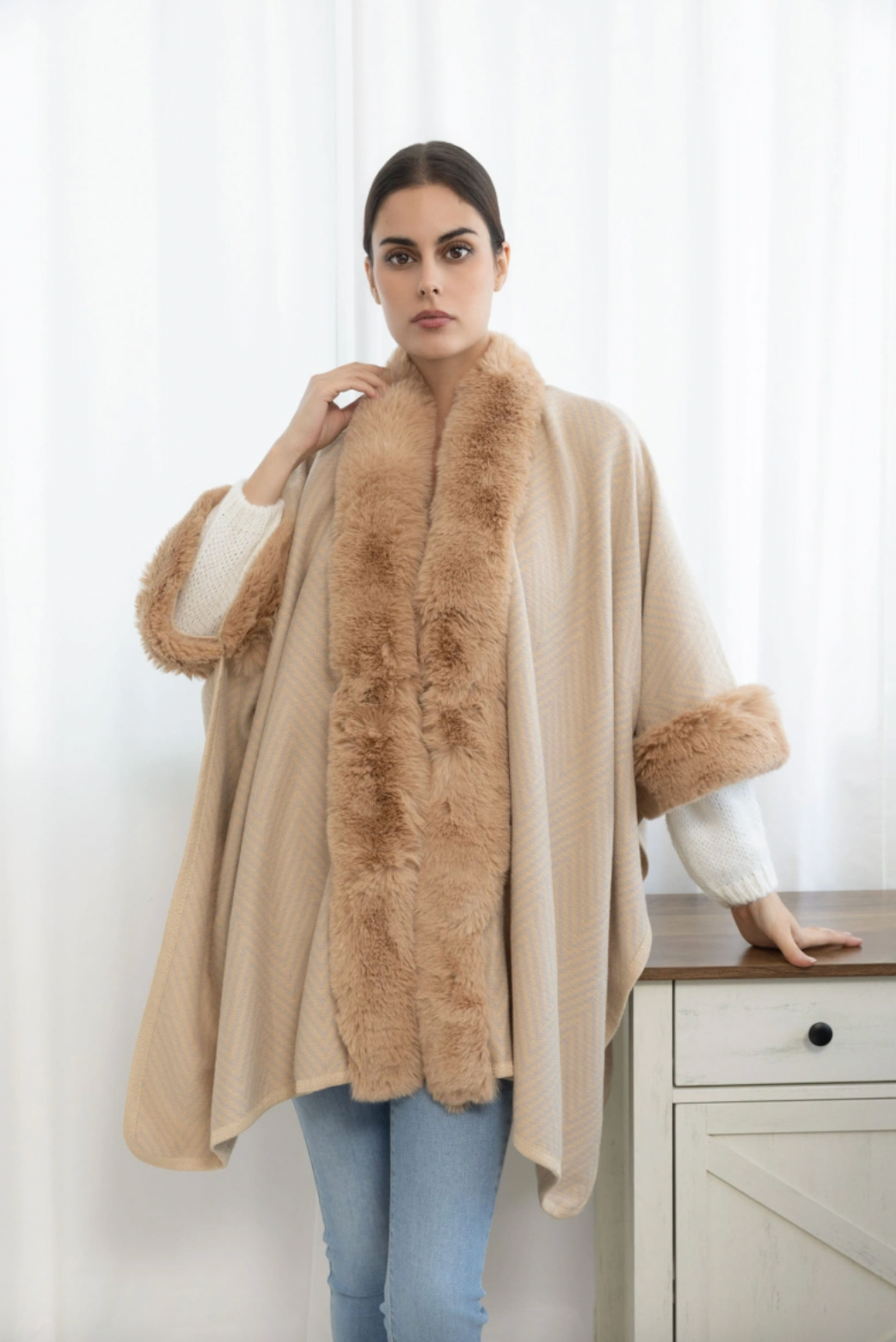 Poncho mit Pelzbesatz - Beige