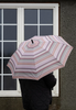 Regenschirm mit Streifen