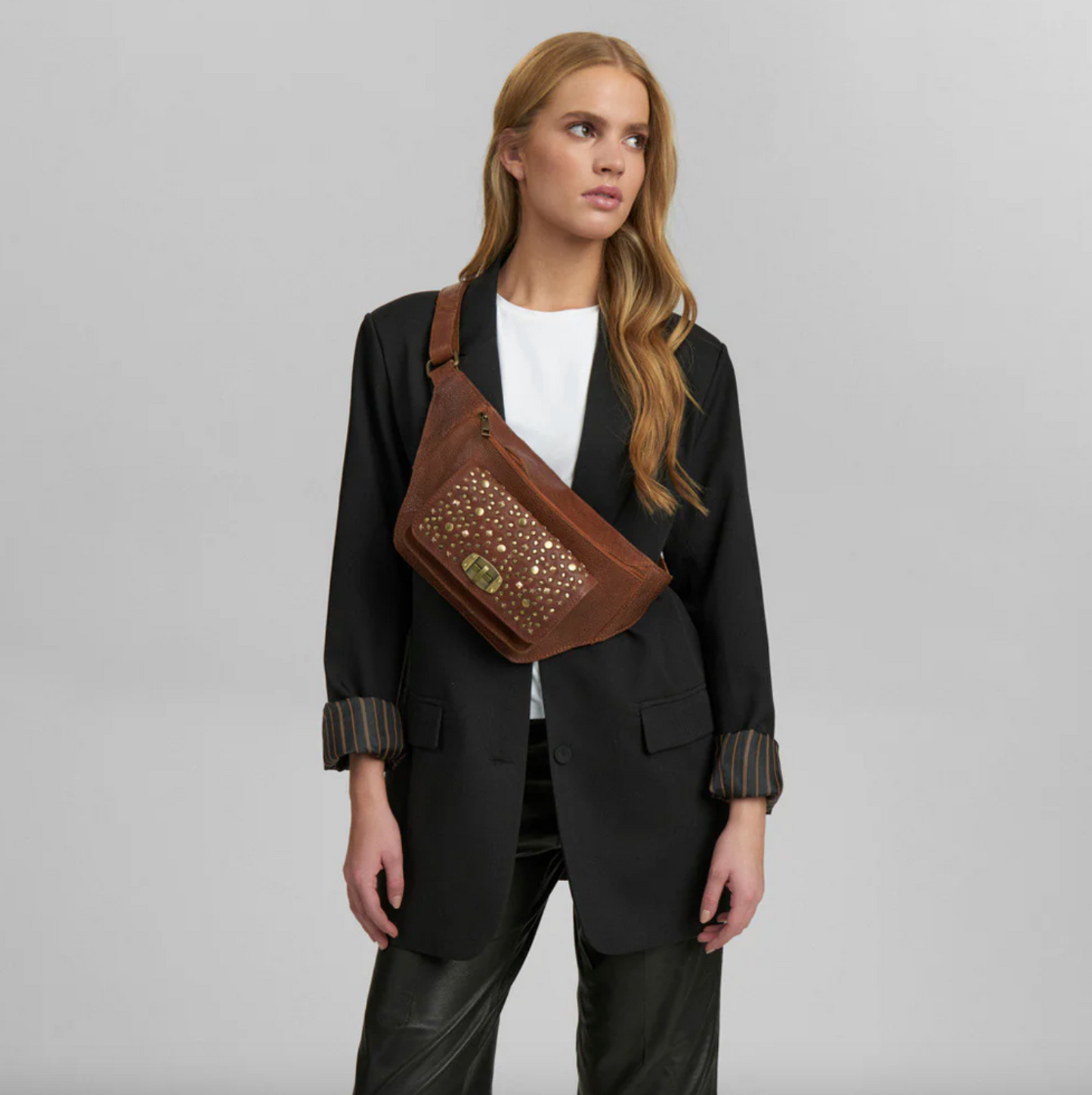 Bauchtasche mit Nieten - Cognac