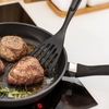 Pfannenwender mit Löchern