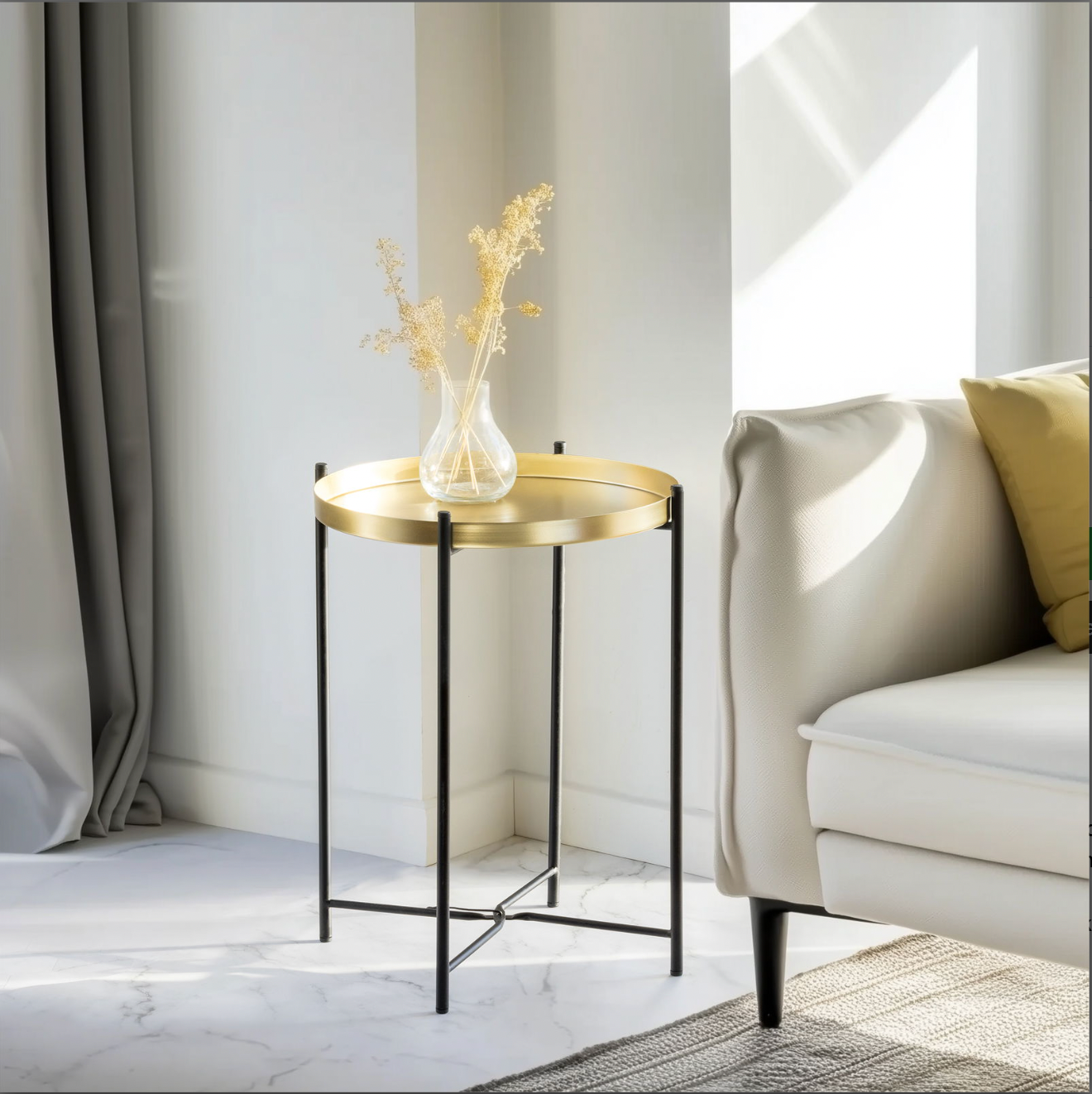 Tabletttisch in Gold