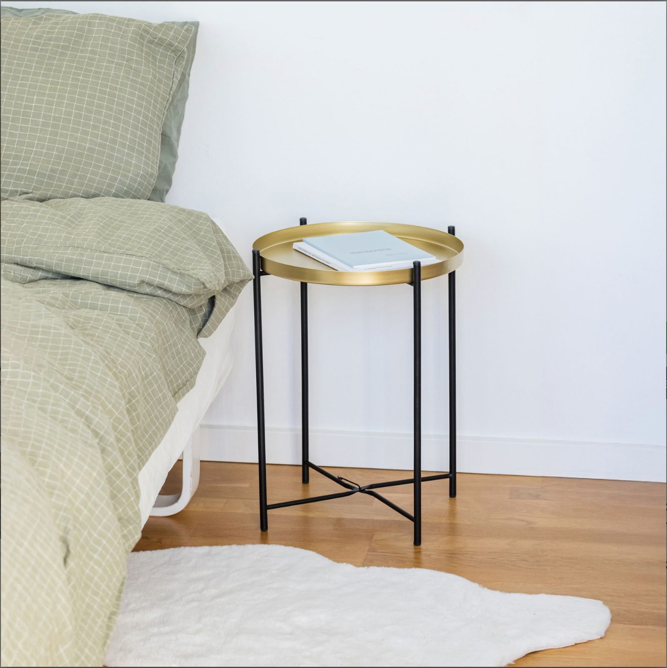 Tabletttisch in Gold