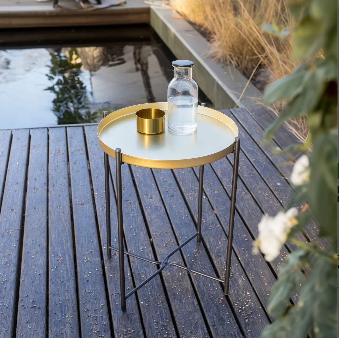 Tabletttisch in Gold