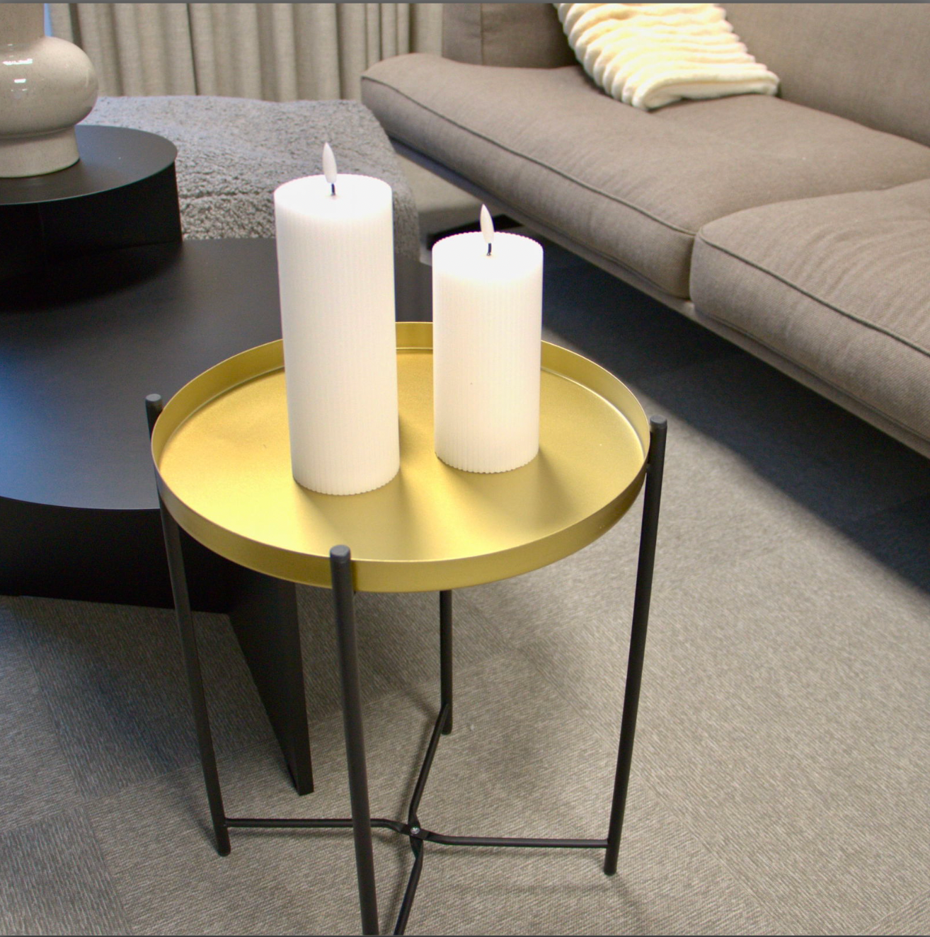 Tabletttisch in Gold