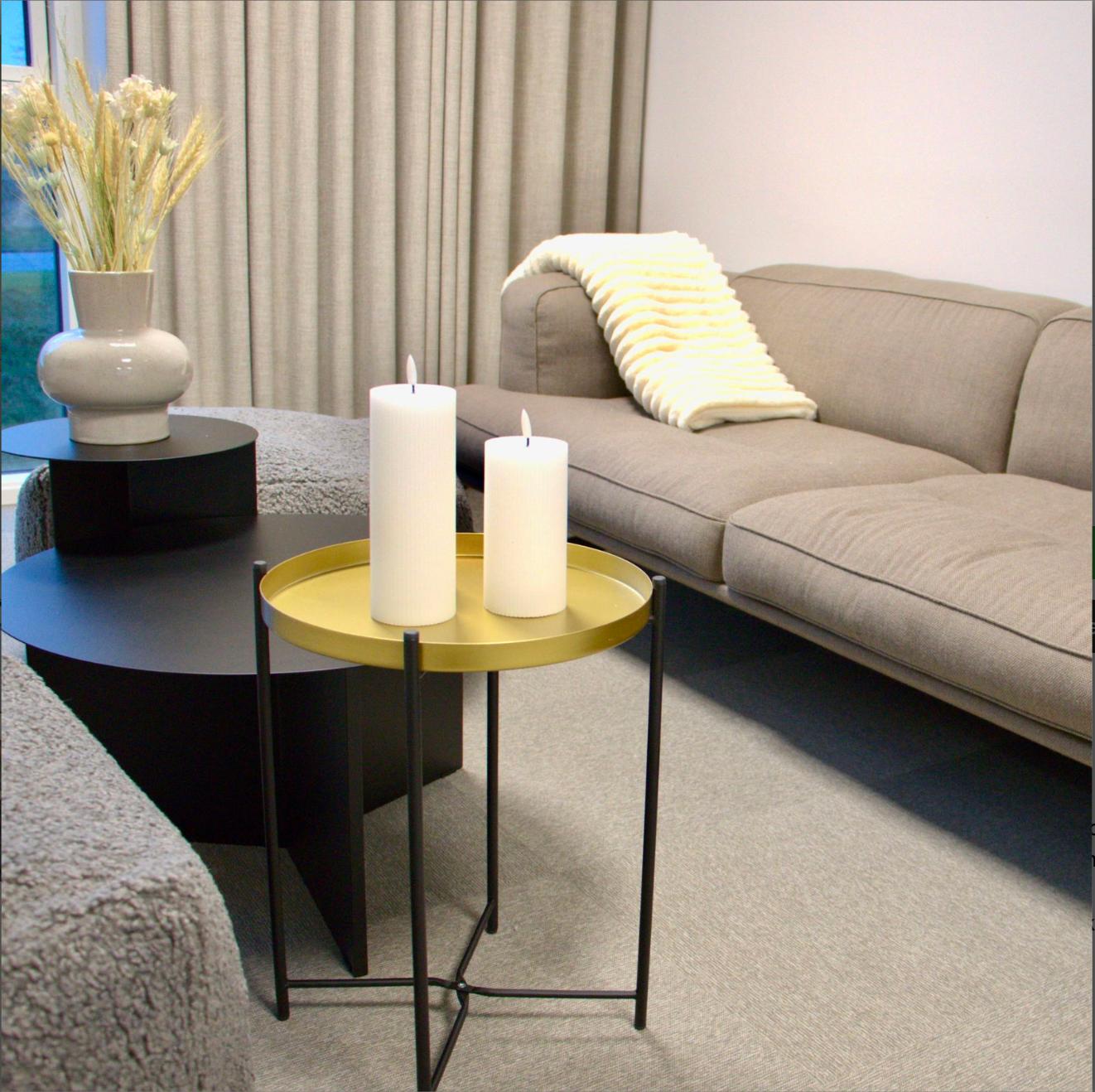 Tabletttisch in Gold