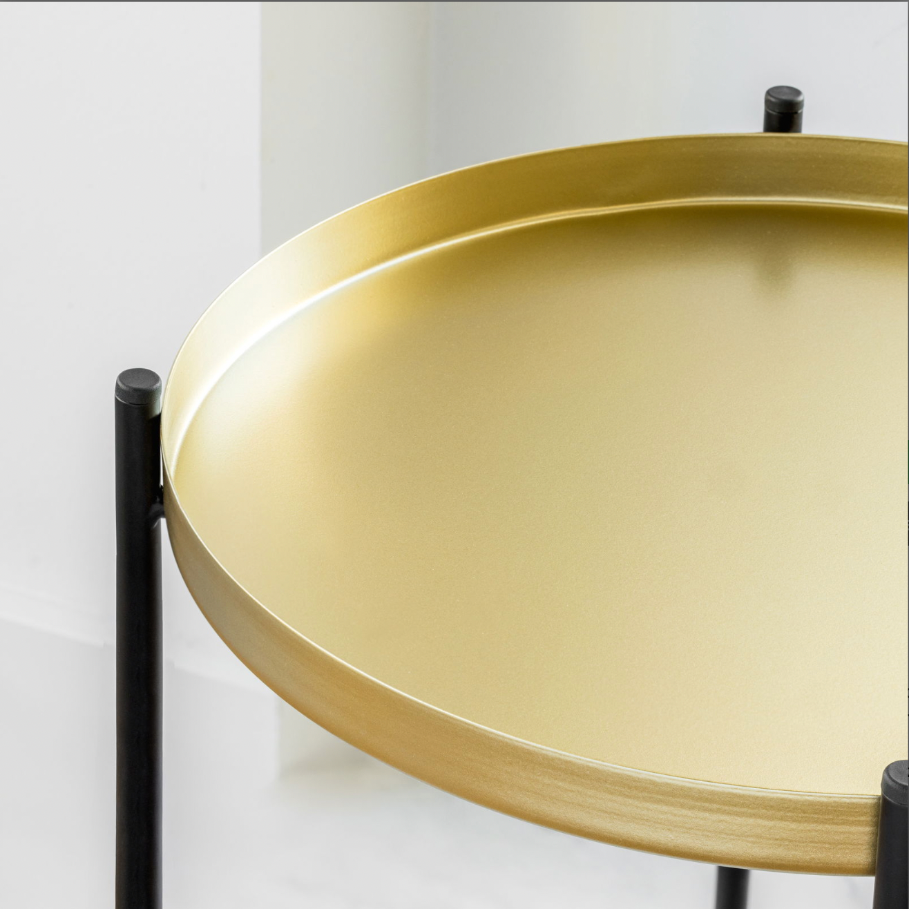 Tabletttisch in Gold