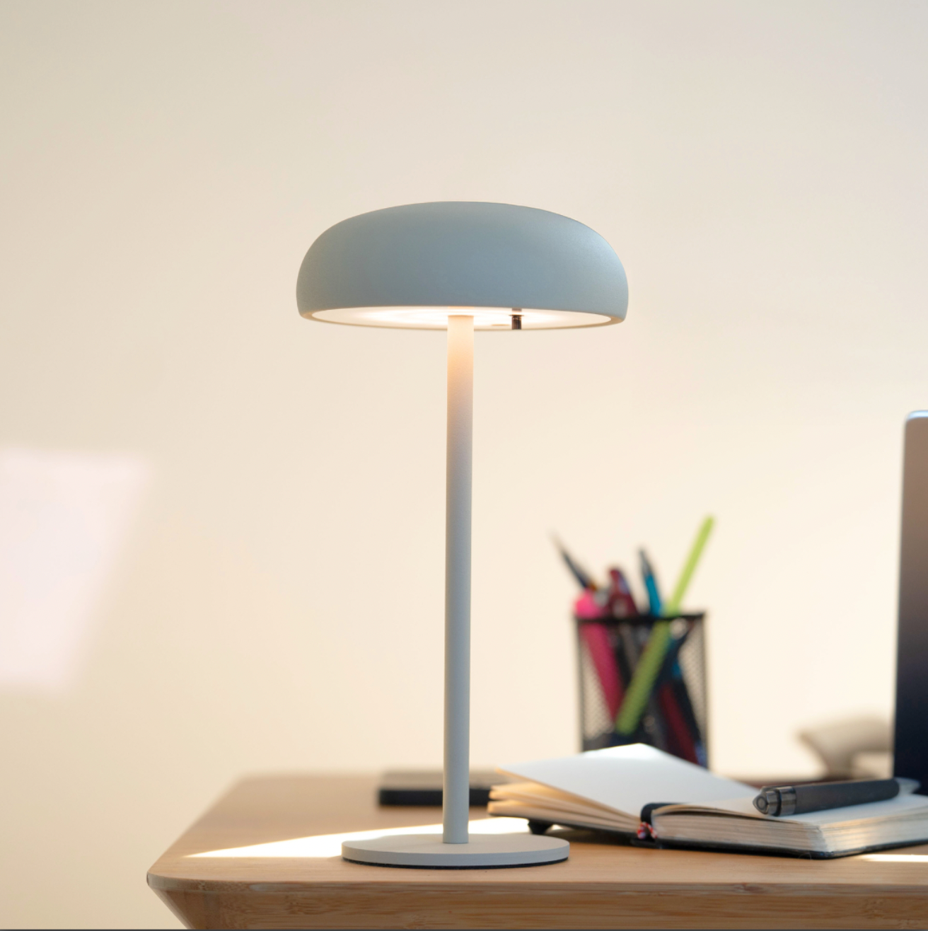 Isolde LED Touch Tischlampe. Schwarz/Beige