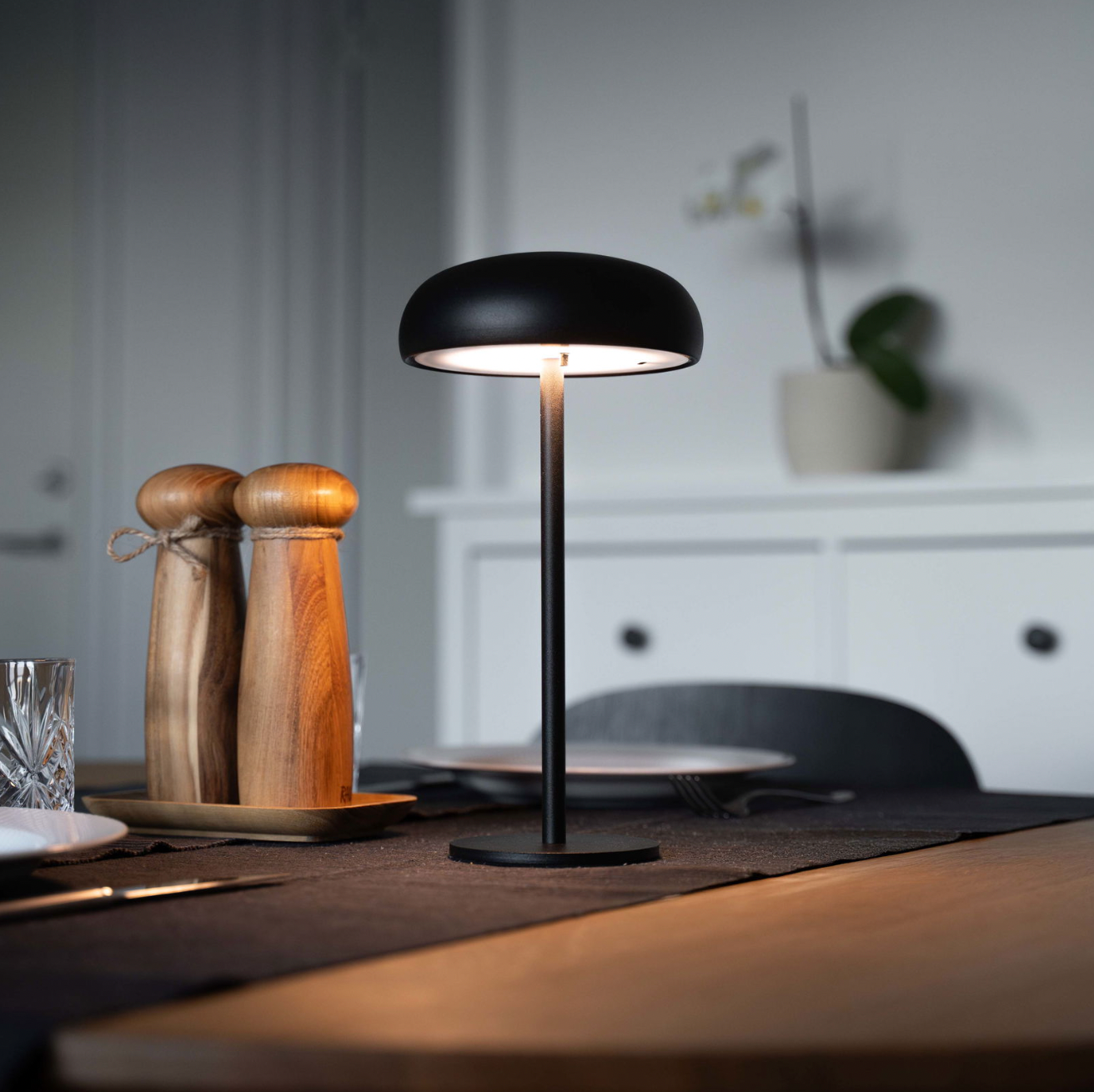 Isolde LED Touch Tischlampe. Schwarz/Beige