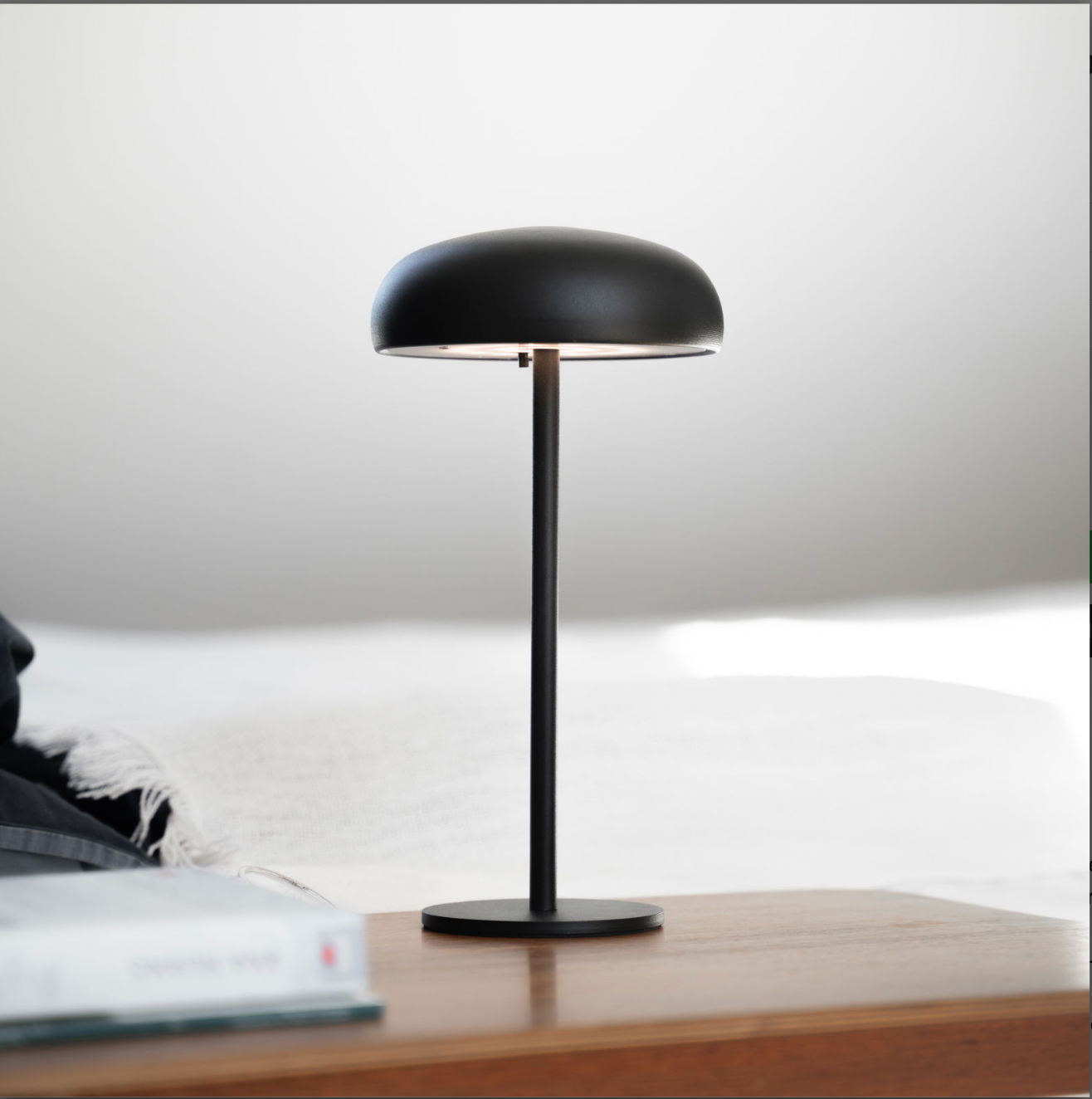 Isolde LED Touch Tischlampe. Schwarz/Beige