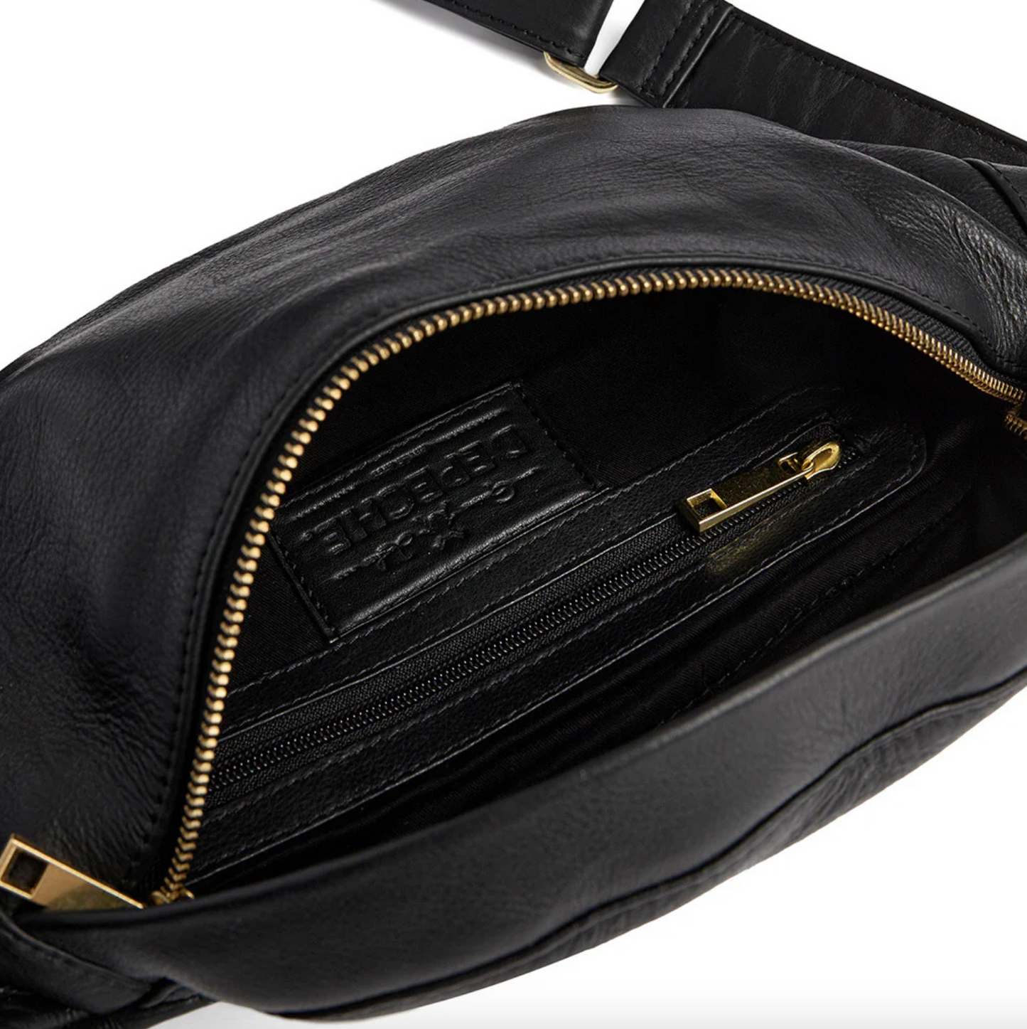 Gürteltasche mit goldener Kette am Riemen