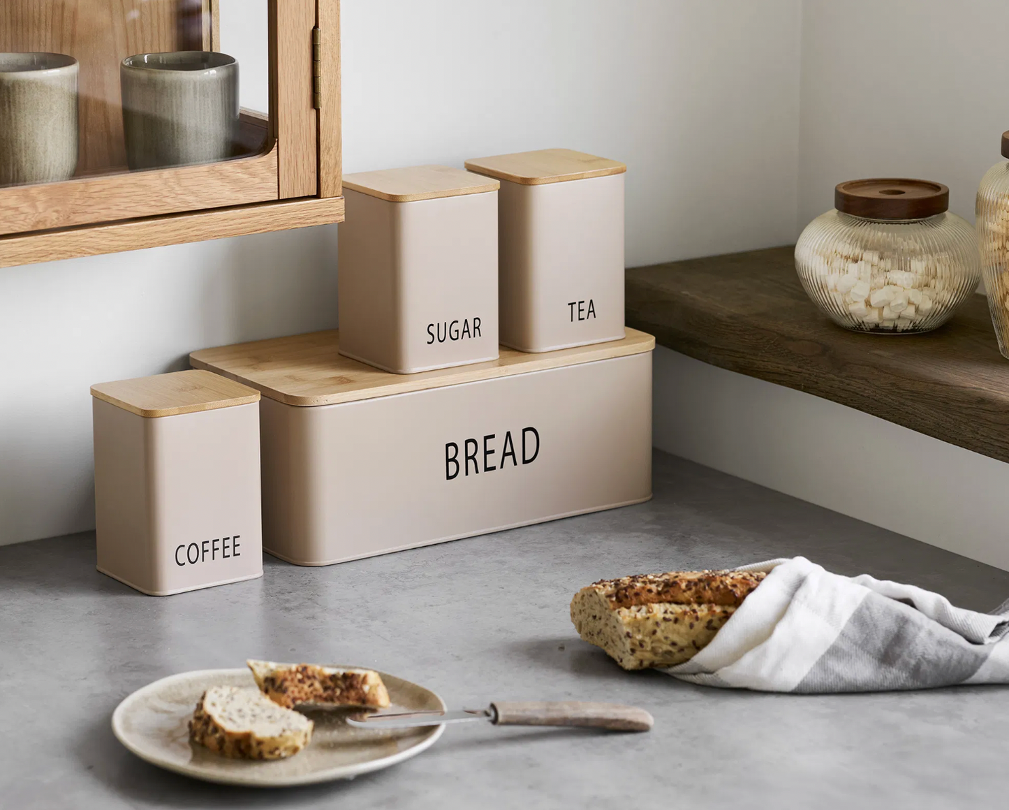 Brotkasten und Dosen