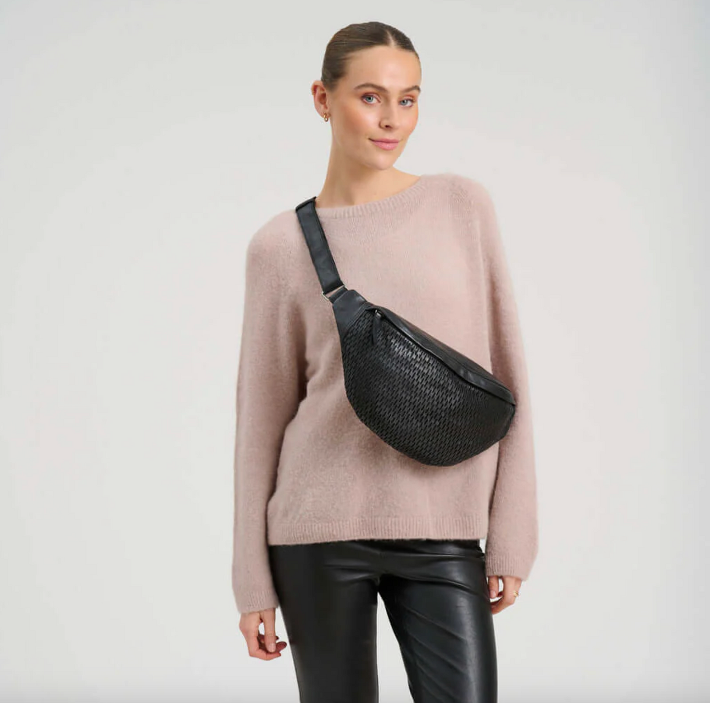 Gürteltasche mit perforiertem Muster