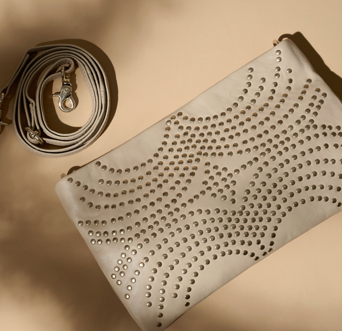 Leder-Clutch mit Nieten - Vanilla