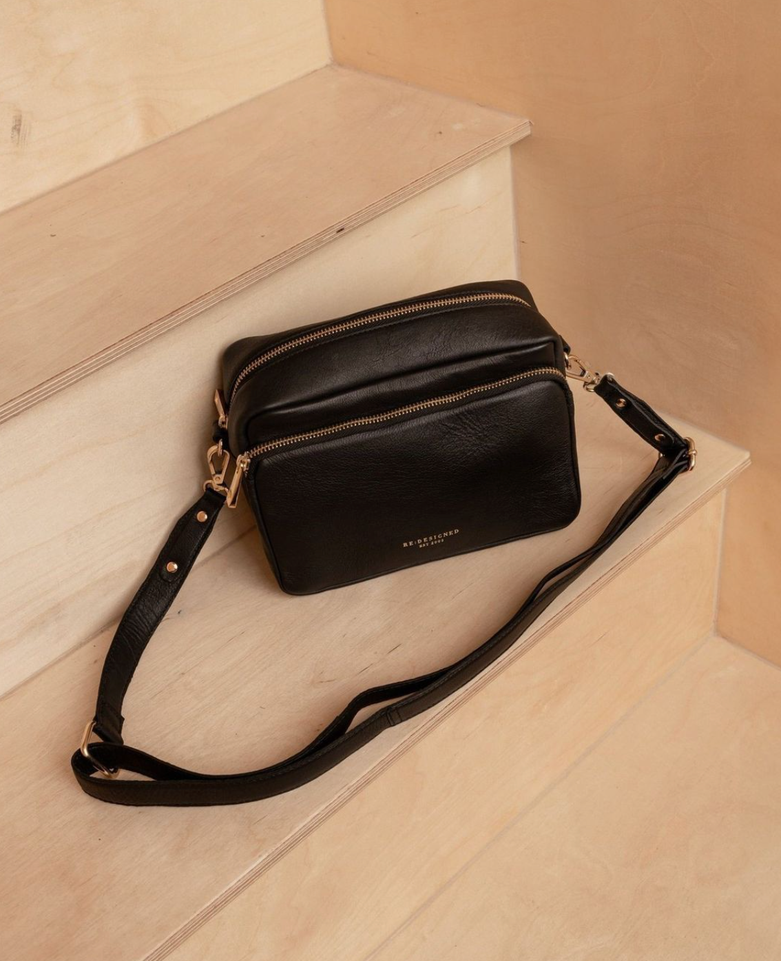 Crossover Aigo schwarz / gold - Small
