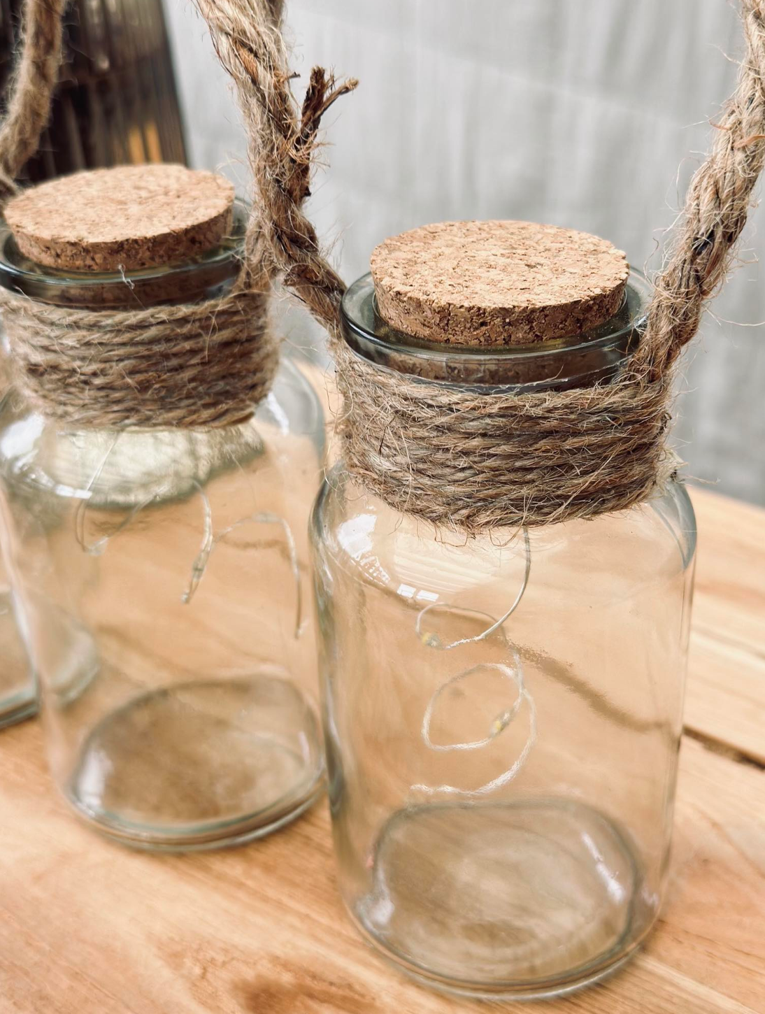 Mini-Laterne aus Glas mit Korkverschluss und Lichterkette