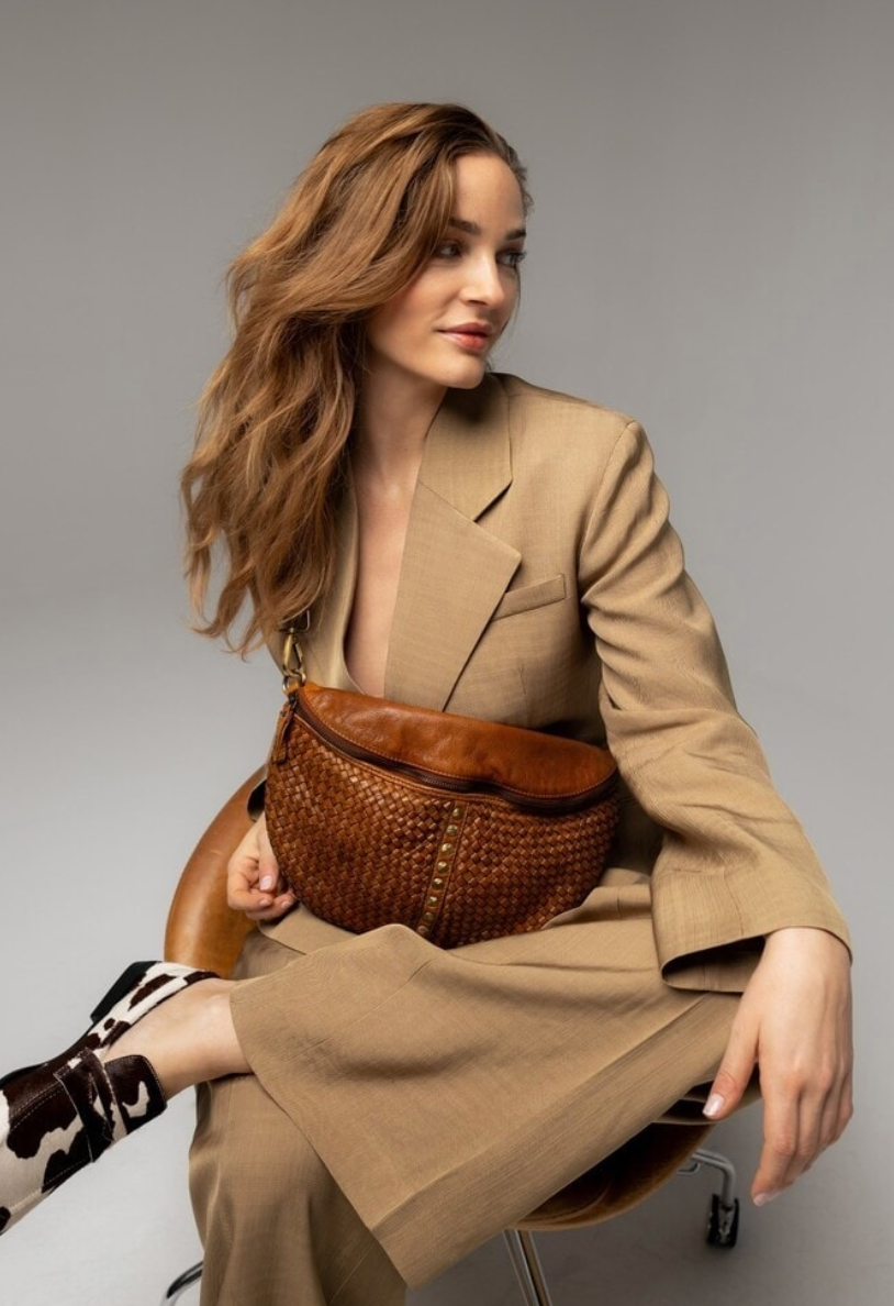 Bauchtasche JOMA mit Flecht-Optik und Nieten - Cognac