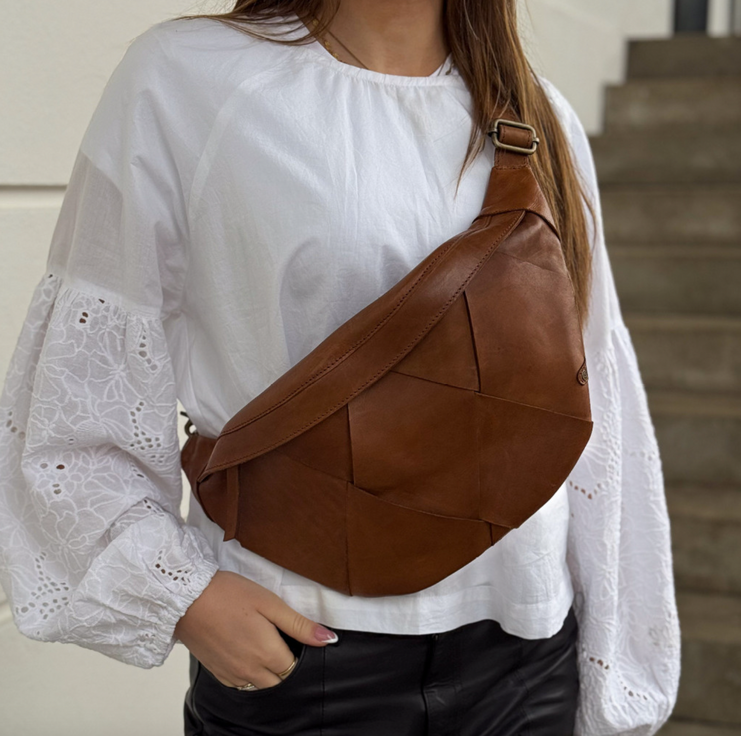 Exklusive handgeflochtene Bauchtasche - Cognac